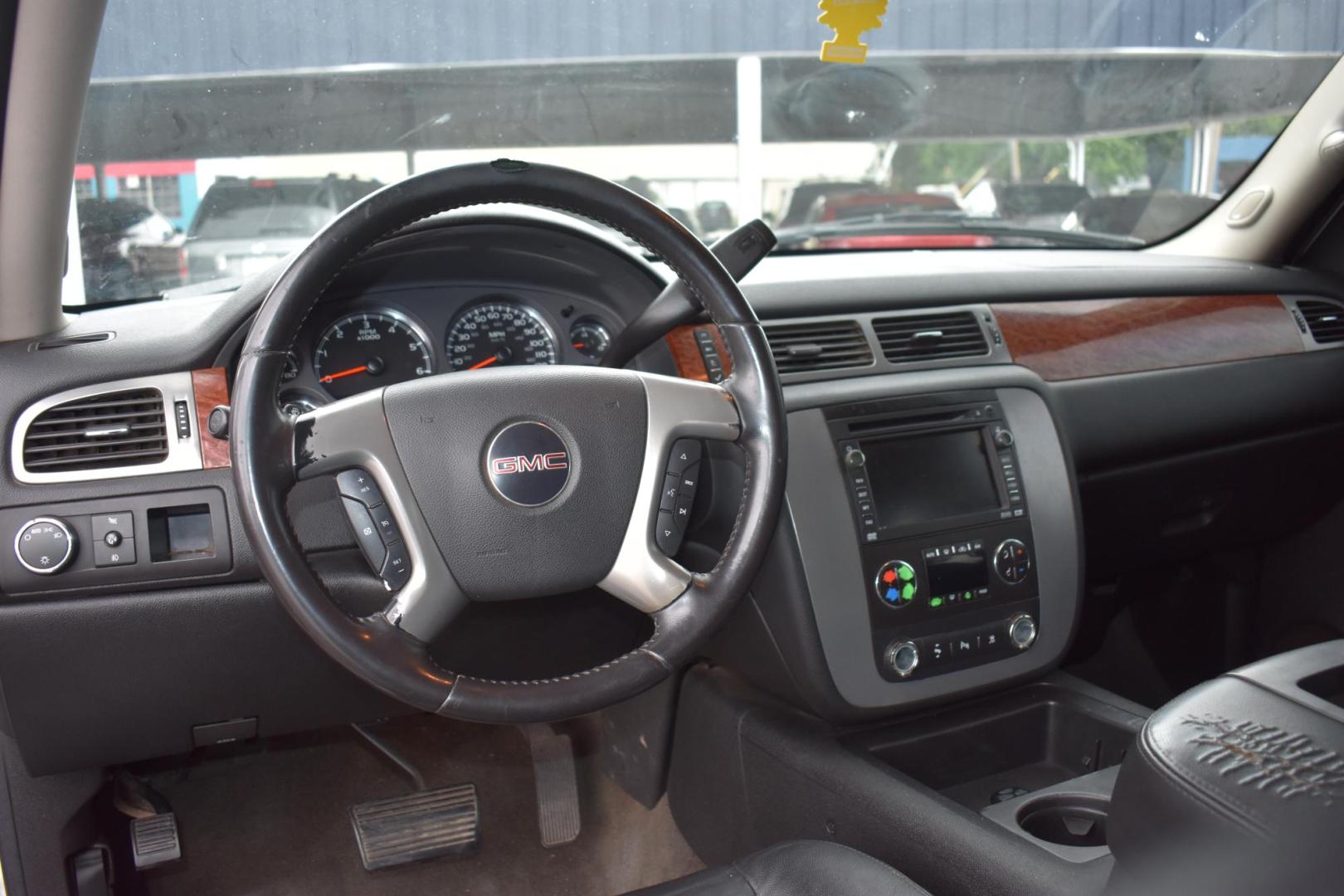 2008 WHITE GMC Yukon SLE-1 2WD (1GKFC13038R) with an 5.3L V8 OHV 16V FFV engine, 4-Speed Automatic Overdrive transmission, located at 420 E. Kingsbury St., Seguin, TX, 78155, (830) 401-0495, 29.581060, -97.961647 - Photo#6