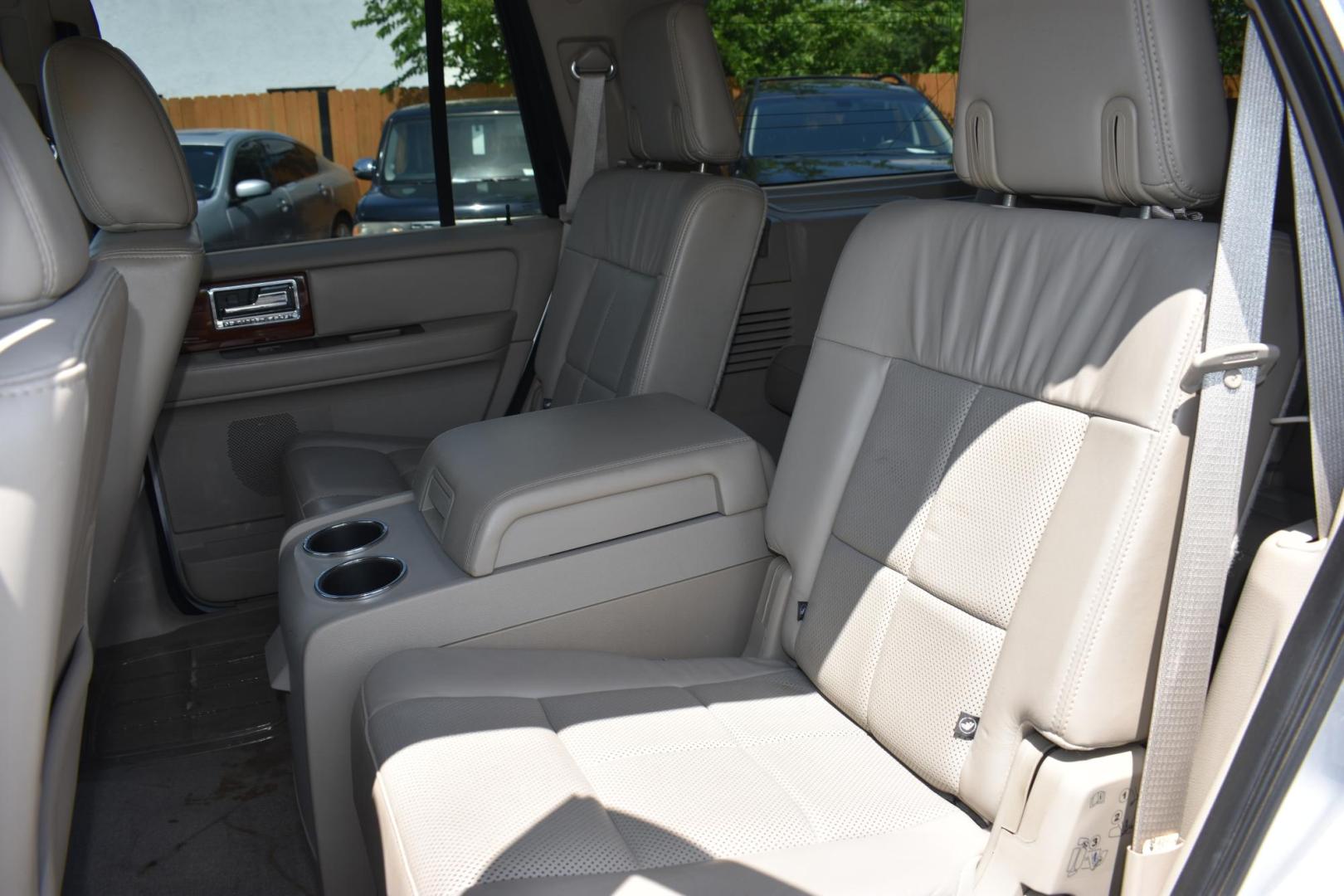 2013 SILVER Lincoln Navigator 2WD (5LMJJ2H50DE) with an 5.4L V8 SOHC 24V engine, 6-Speed Automatic transmission, located at 420 E. Kingsbury St., Seguin, TX, 78155, (830) 401-0495, 29.581060, -97.961647 - Photo#4