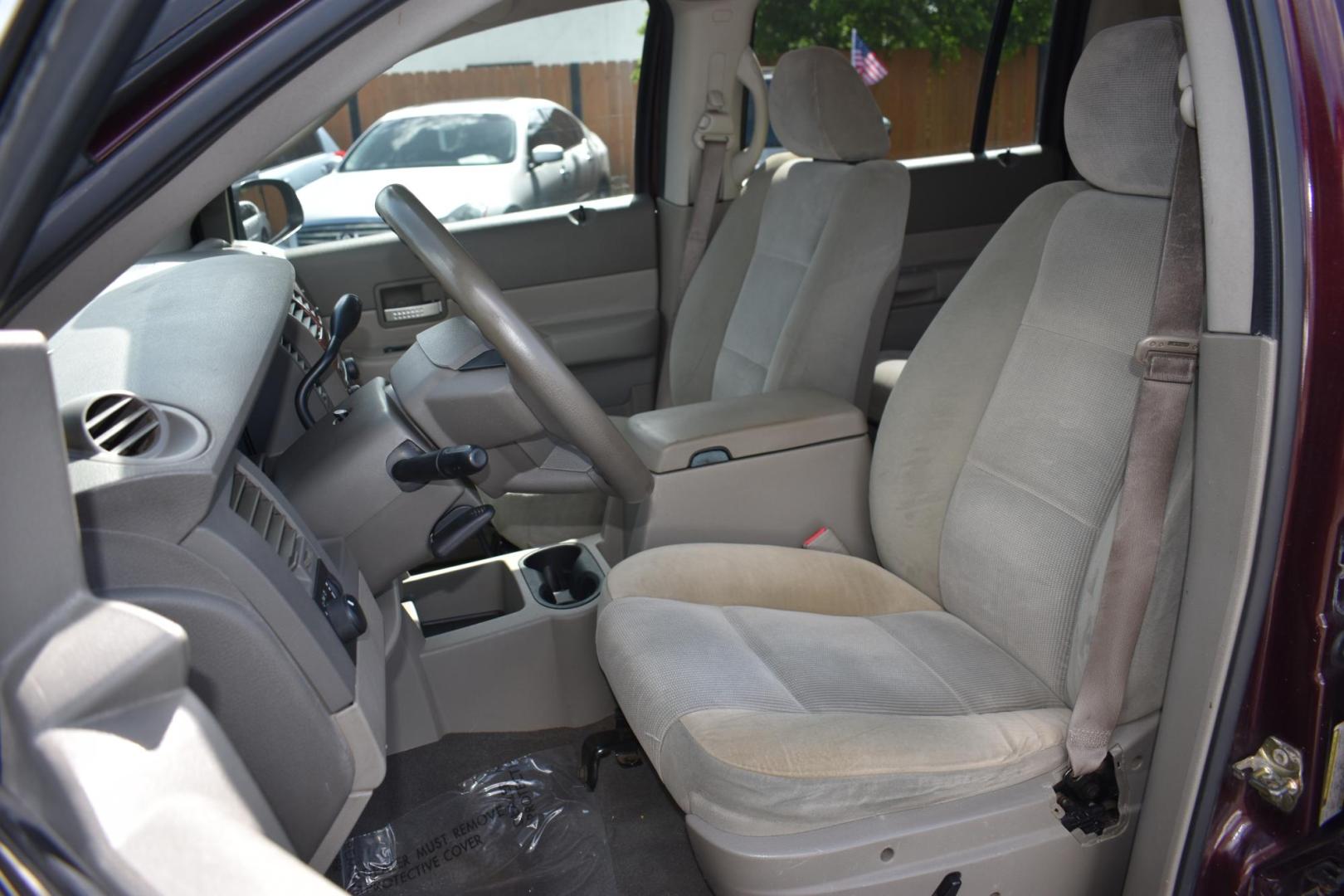 2005 MAROON Dodge Durango Adventurer Model 2WD (1D4HD48KX5F) with an 3.7L V6 SOHC 12V engine, 5-Speed Automatic Overdrive transmission, located at 420 E. Kingsbury St., Seguin, TX, 78155, (830) 401-0495, 29.581060, -97.961647 - Photo#3