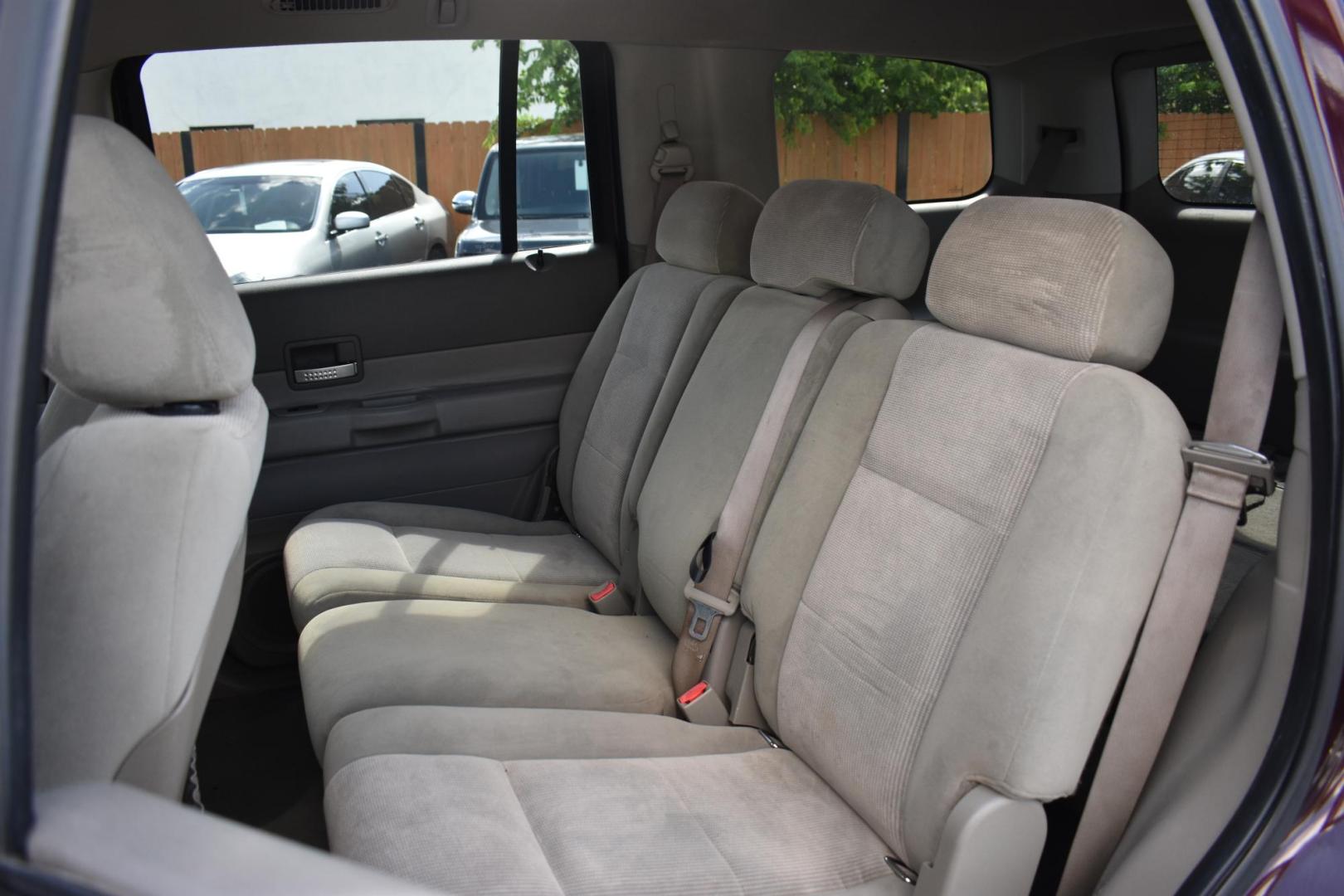 2005 MAROON Dodge Durango Adventurer Model 2WD (1D4HD48KX5F) with an 3.7L V6 SOHC 12V engine, 5-Speed Automatic Overdrive transmission, located at 420 E. Kingsbury St., Seguin, TX, 78155, (830) 401-0495, 29.581060, -97.961647 - Photo#4