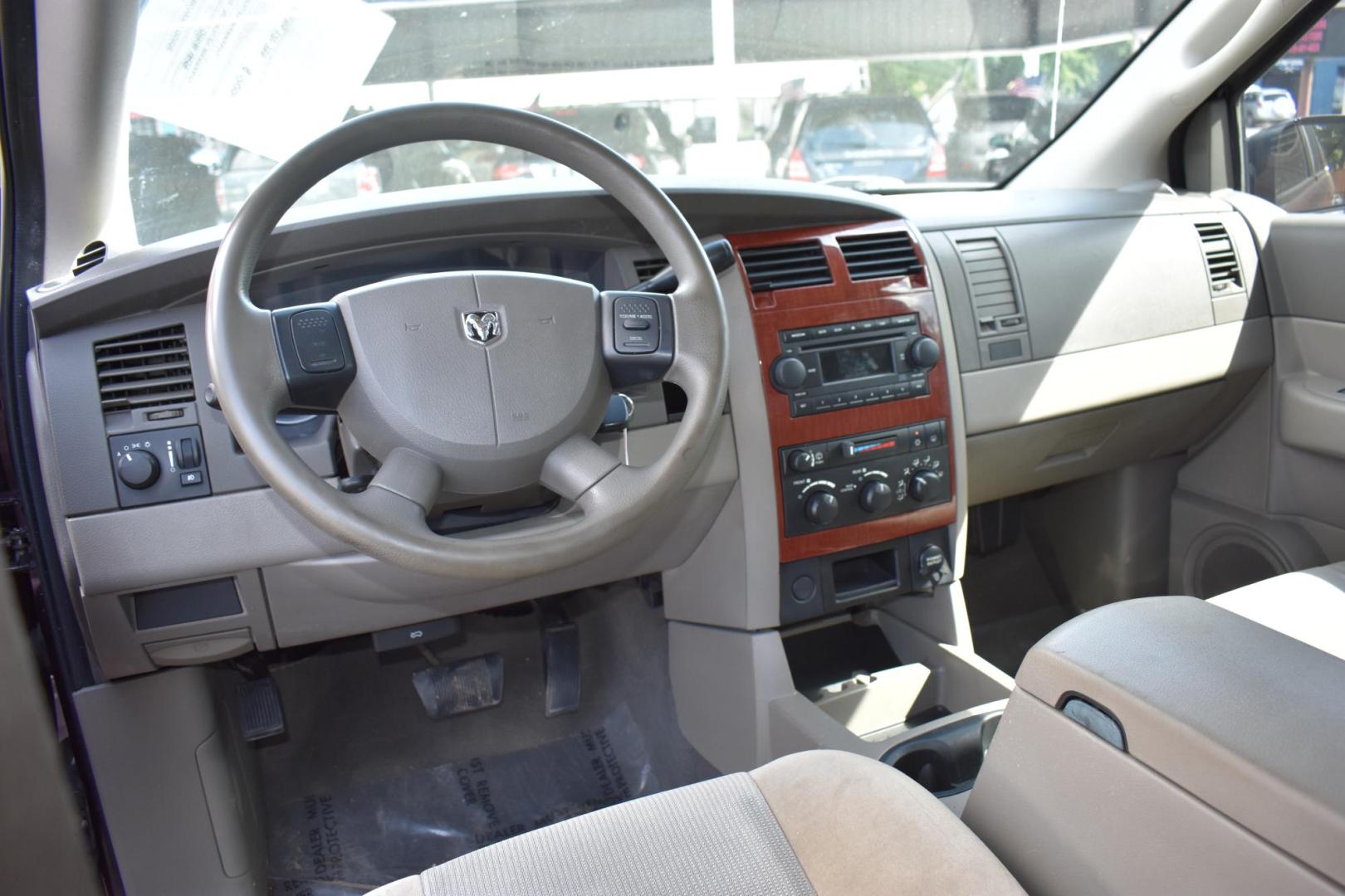 2005 MAROON Dodge Durango Adventurer Model 2WD (1D4HD48KX5F) with an 3.7L V6 SOHC 12V engine, 5-Speed Automatic Overdrive transmission, located at 420 E. Kingsbury St., Seguin, TX, 78155, (830) 401-0495, 29.581060, -97.961647 - Photo#5