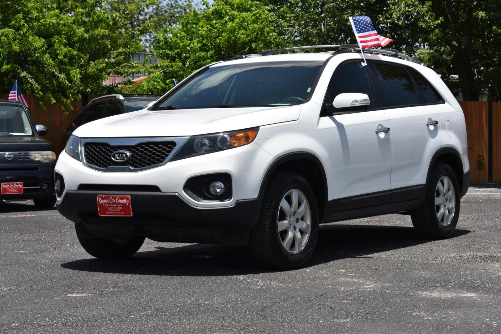 2011 WHITE Kia Sorento LX 2WD (5XYKT4A11BG) with an 2.4L L4 DOHC 16V engine, 6-Speed Automatic transmission, located at 420 E. Kingsbury St., Seguin, TX, 78155, (830) 401-0495, 29.581060, -97.961647 - Photo#1
