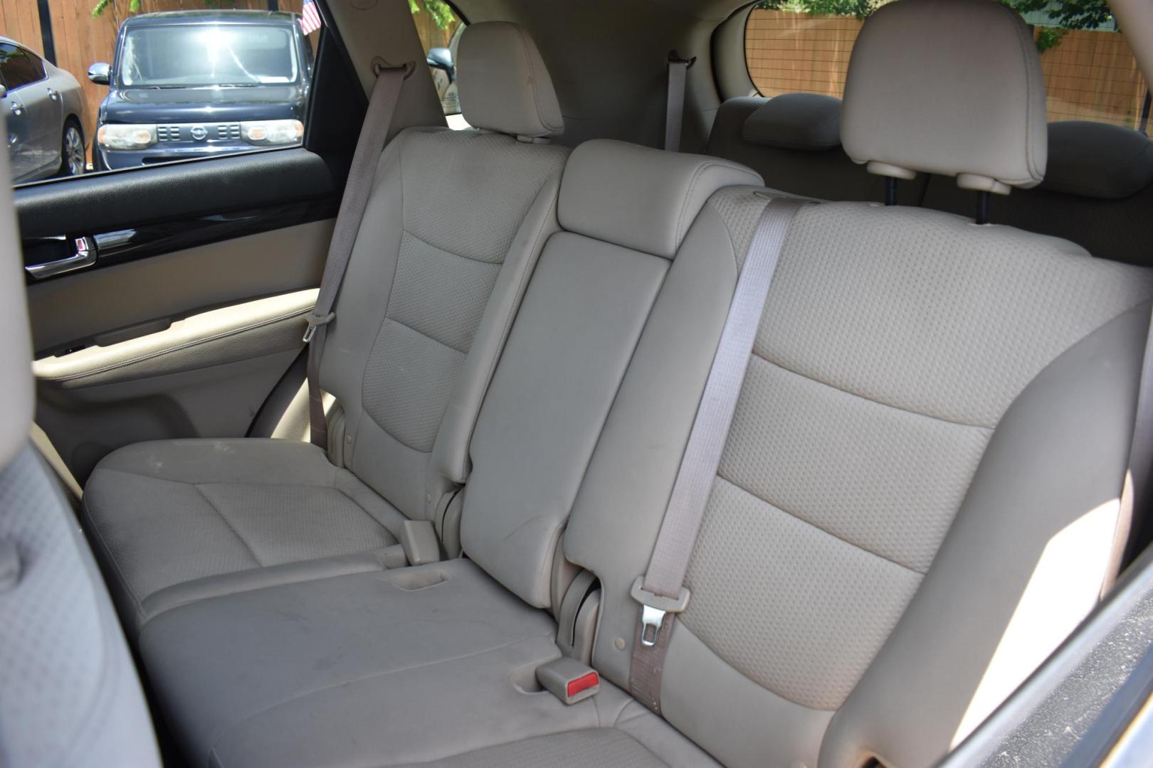 2011 WHITE Kia Sorento LX 2WD (5XYKT4A11BG) with an 2.4L L4 DOHC 16V engine, 6-Speed Automatic transmission, located at 420 E. Kingsbury St., Seguin, TX, 78155, (830) 401-0495, 29.581060, -97.961647 - Photo#4