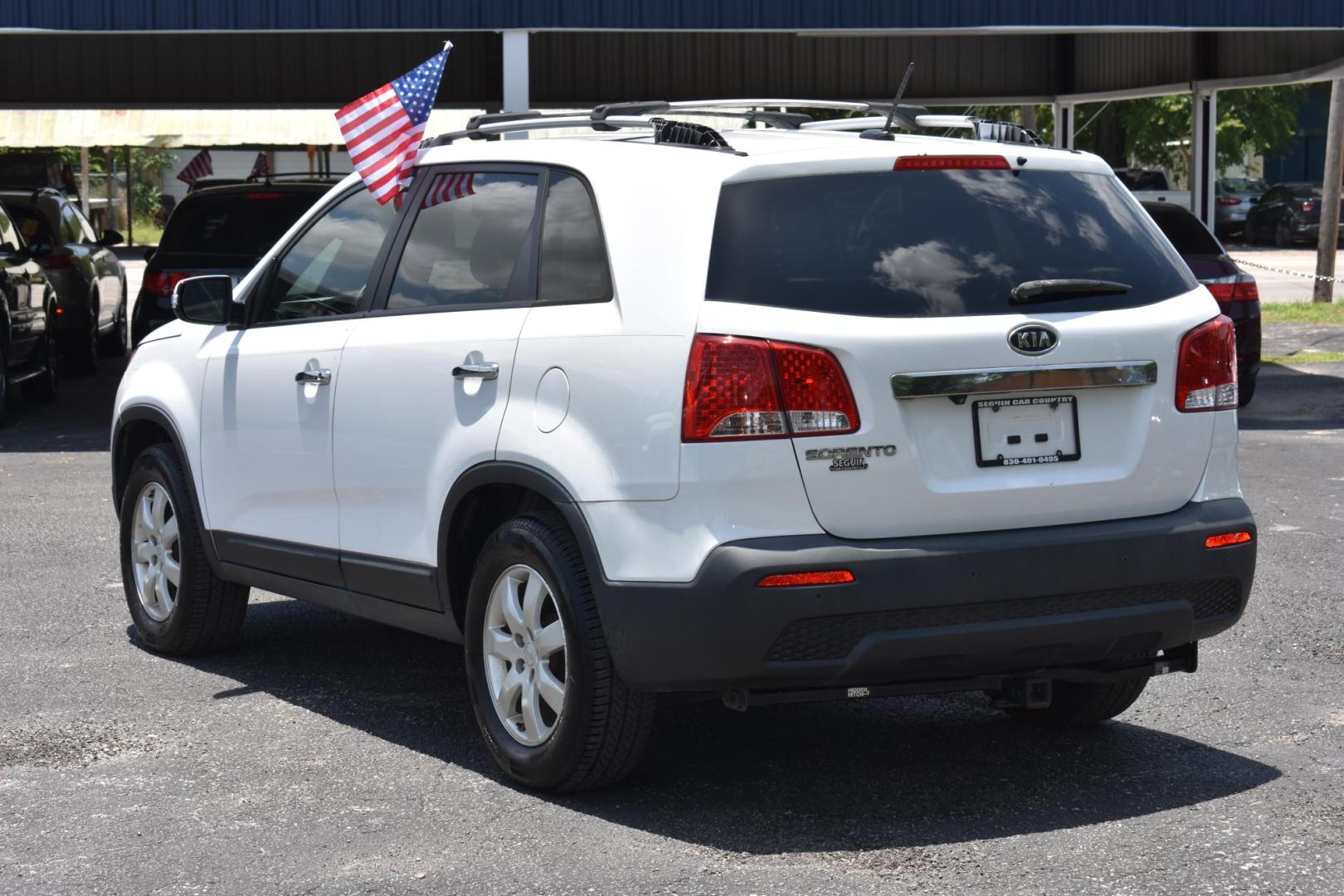 2011 WHITE Kia Sorento LX 2WD (5XYKT4A11BG) with an 2.4L L4 DOHC 16V engine, 6-Speed Automatic transmission, located at 420 E. Kingsbury St., Seguin, TX, 78155, (830) 401-0495, 29.581060, -97.961647 - Photo#2