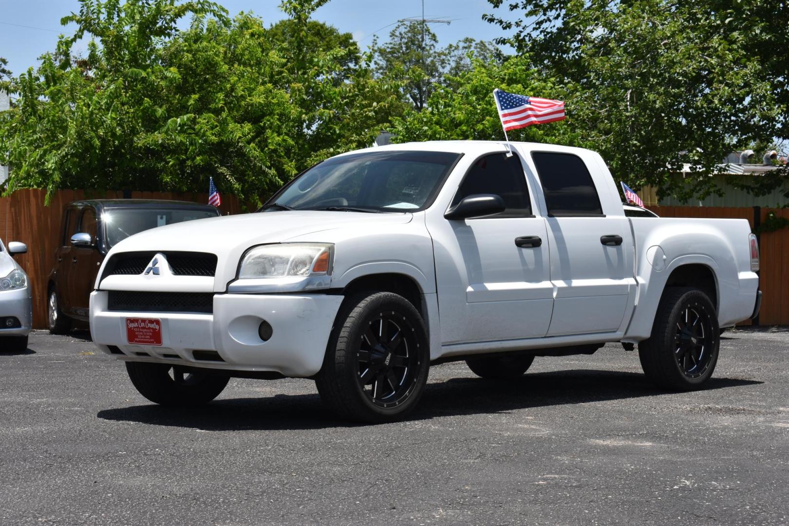 2008 WHITE Mitsubishi Raider LS Double Cab 2WD (1Z7HC28K78S) with an 3.7L V6 SOHC 12V engine, 4-Speed Automatic transmission, located at 420 E. Kingsbury St., Seguin, TX, 78155, (830) 401-0495, 29.581060, -97.961647 - Photo#2
