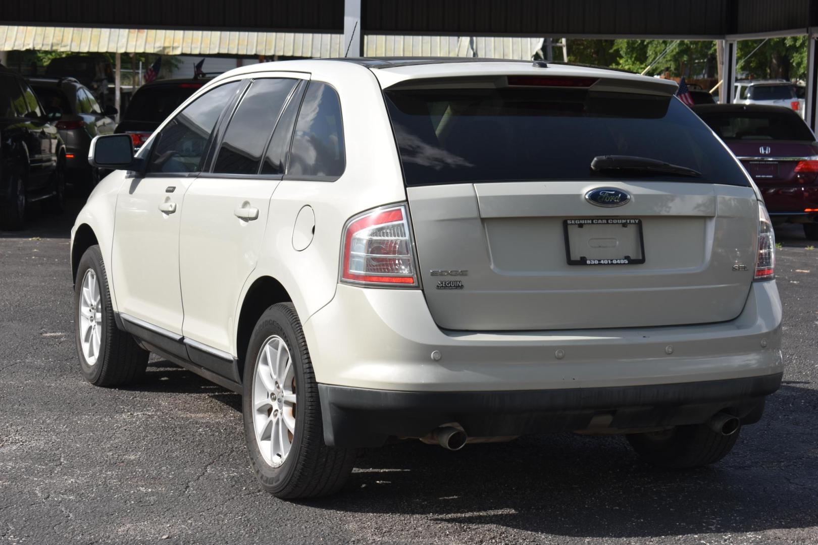 2007 SILVER Ford Edge SEL Plus FWD (2FMDK39C07B) with an 3.5L V6 DOHC 24V engine, 6-Speed Automatic Overdrive transmission, located at 420 E. Kingsbury St., Seguin, TX, 78155, (830) 401-0495, 29.581060, -97.961647 - Photo#2