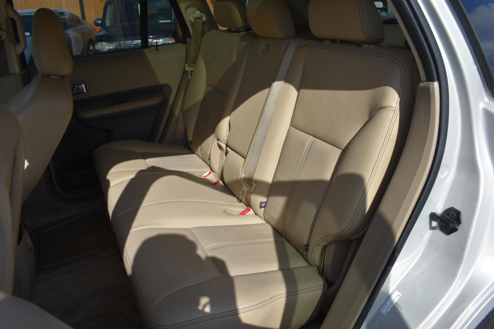 2007 SILVER Ford Edge SEL Plus FWD (2FMDK39C07B) with an 3.5L V6 DOHC 24V engine, 6-Speed Automatic Overdrive transmission, located at 420 E. Kingsbury St., Seguin, TX, 78155, (830) 401-0495, 29.581060, -97.961647 - Photo#4