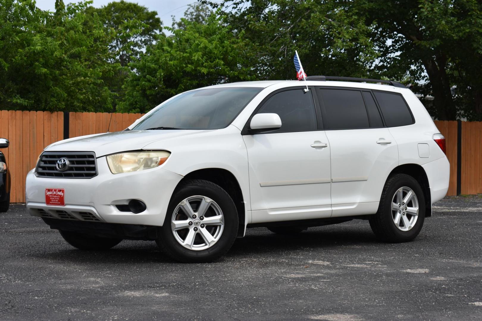 2009 WHITE Toyota Highlander Base 2WD (JTEDS41A392) with an 3.5L V6 DOHC 24V engine, 5-Speed Automatic Overdrive transmission, located at 420 E. Kingsbury St., Seguin, TX, 78155, (830) 401-0495, 29.581060, -97.961647 - Photo#2