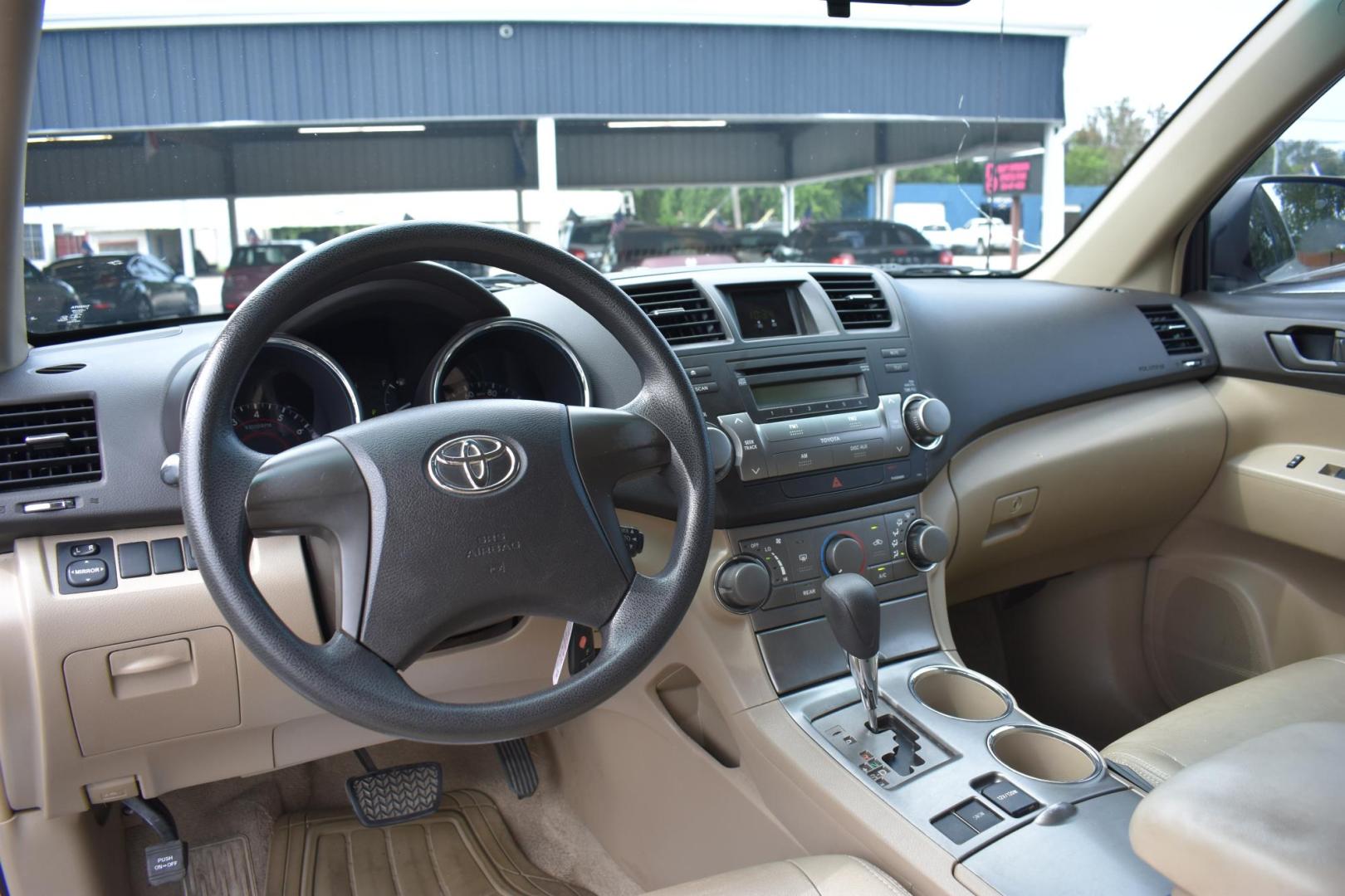 2009 WHITE Toyota Highlander Base 2WD (JTEDS41A392) with an 3.5L V6 DOHC 24V engine, 5-Speed Automatic Overdrive transmission, located at 420 E. Kingsbury St., Seguin, TX, 78155, (830) 401-0495, 29.581060, -97.961647 - Photo#6