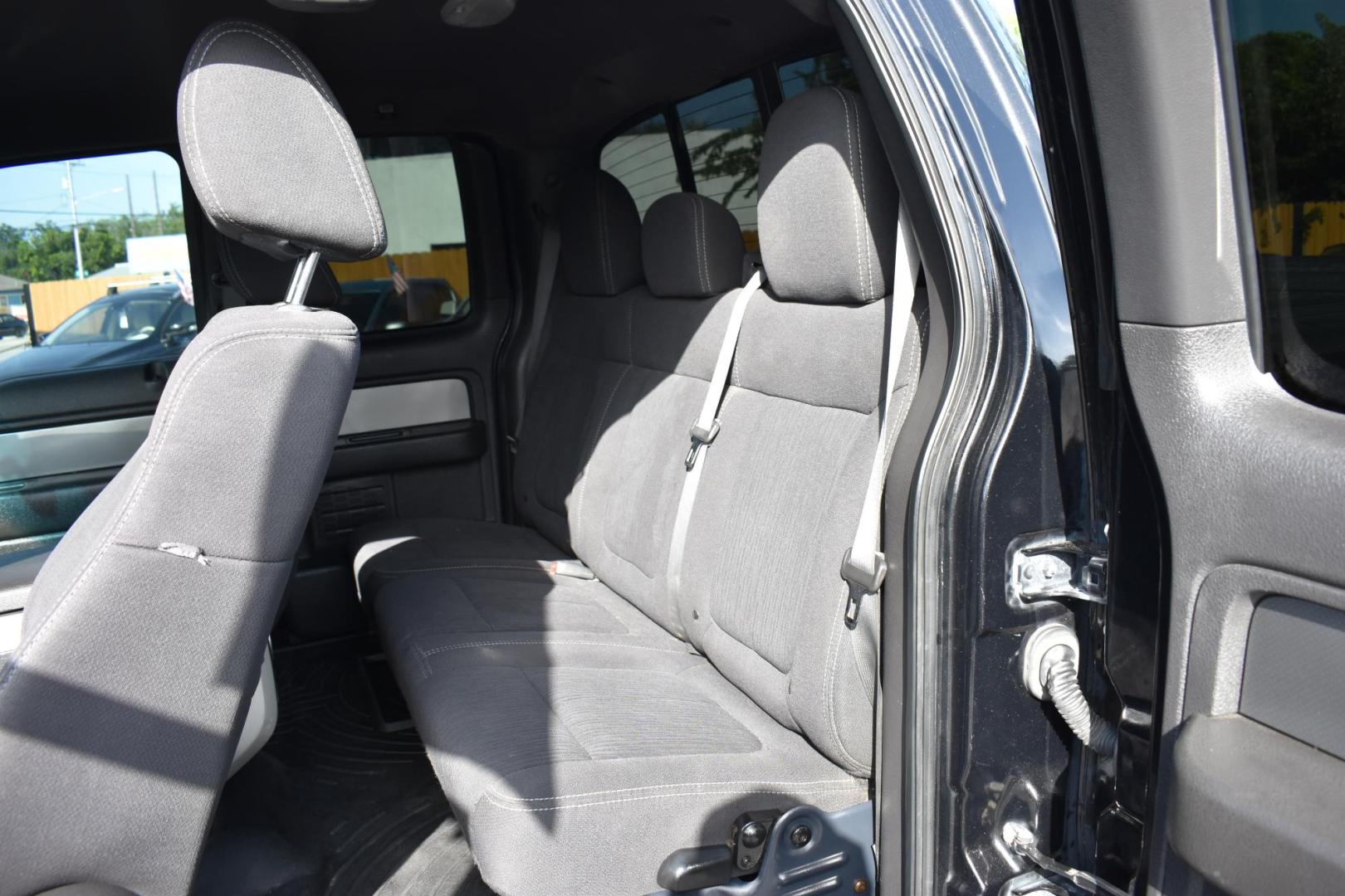 2011 BLACK Ford F-150 SVT Raptor SuperCab 5.5-ft. Bed 4WD (1FTEX1R61BF) with an 6.2L V8 SOHC 16V engine, 4-Speed Automatic transmission, located at 420 E. Kingsbury St., Seguin, TX, 78155, (830) 401-0495, 29.581060, -97.961647 - Photo#4
