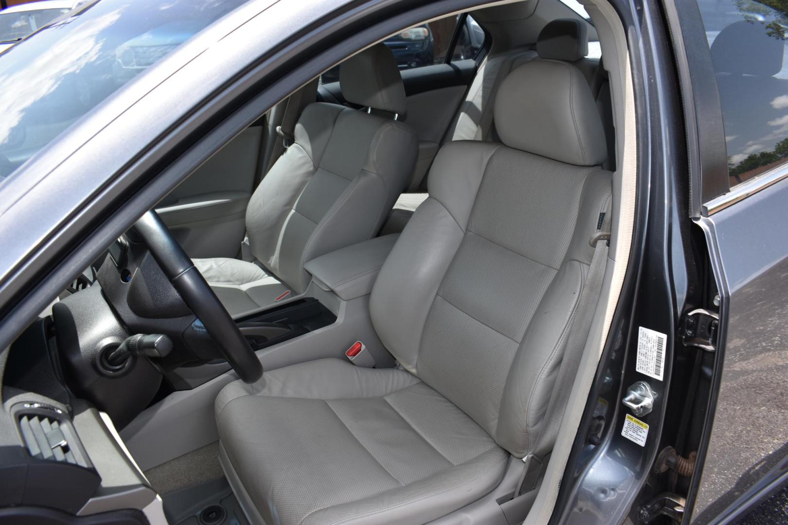 2010 GRAY Acura TSX 5-Speed AT (JH4CU2F63AC) with an 2.4L L4 DOHC 16V engine, 5-Speed Automatic transmission, located at 420 E. Kingsbury St., Seguin, TX, 78155, (830) 401-0495, 29.581060, -97.961647 - Photo#3