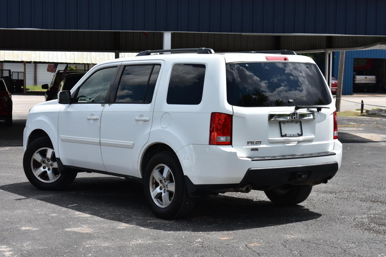 2011 WHITE Honda Pilot EX-L 2WD 5-Spd AT (5FNYF3H55BB) with an 3.5L V6 SOHC 24V engine, 5-Speed Automatic transmission, located at 420 E. Kingsbury St., Seguin, TX, 78155, (830) 401-0495, 29.581060, -97.961647 - Photo#1