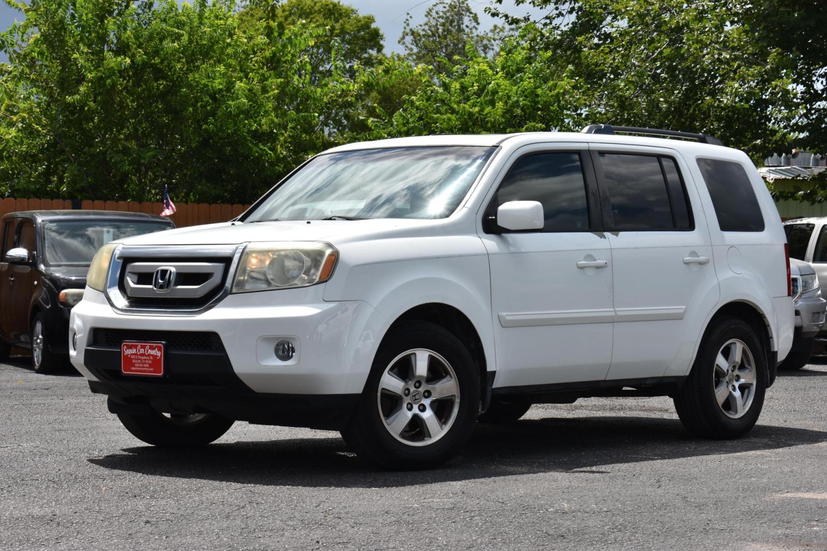 2011 WHITE Honda Pilot EX-L 2WD 5-Spd AT (5FNYF3H55BB) with an 3.5L V6 SOHC 24V engine, 5-Speed Automatic transmission, located at 420 E. Kingsbury St., Seguin, TX, 78155, (830) 401-0495, 29.581060, -97.961647 - Photo#2