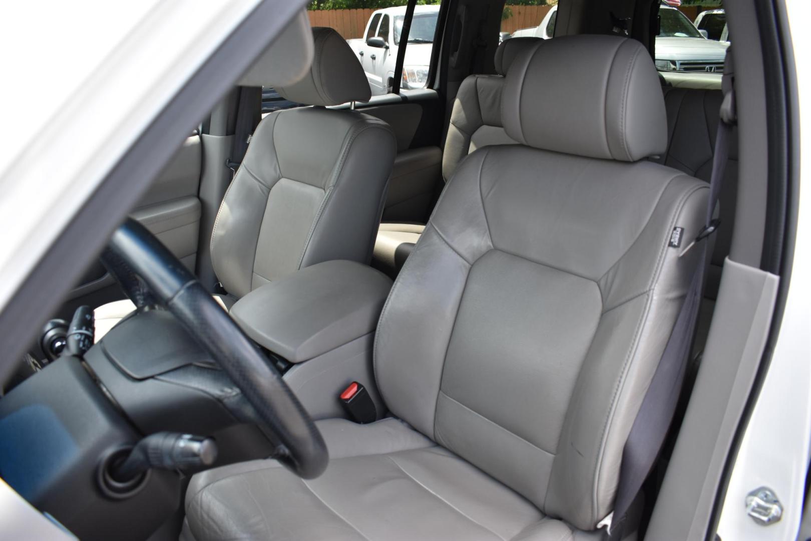 2011 WHITE Honda Pilot EX-L 2WD 5-Spd AT (5FNYF3H55BB) with an 3.5L V6 SOHC 24V engine, 5-Speed Automatic transmission, located at 420 E. Kingsbury St., Seguin, TX, 78155, (830) 401-0495, 29.581060, -97.961647 - Photo#3
