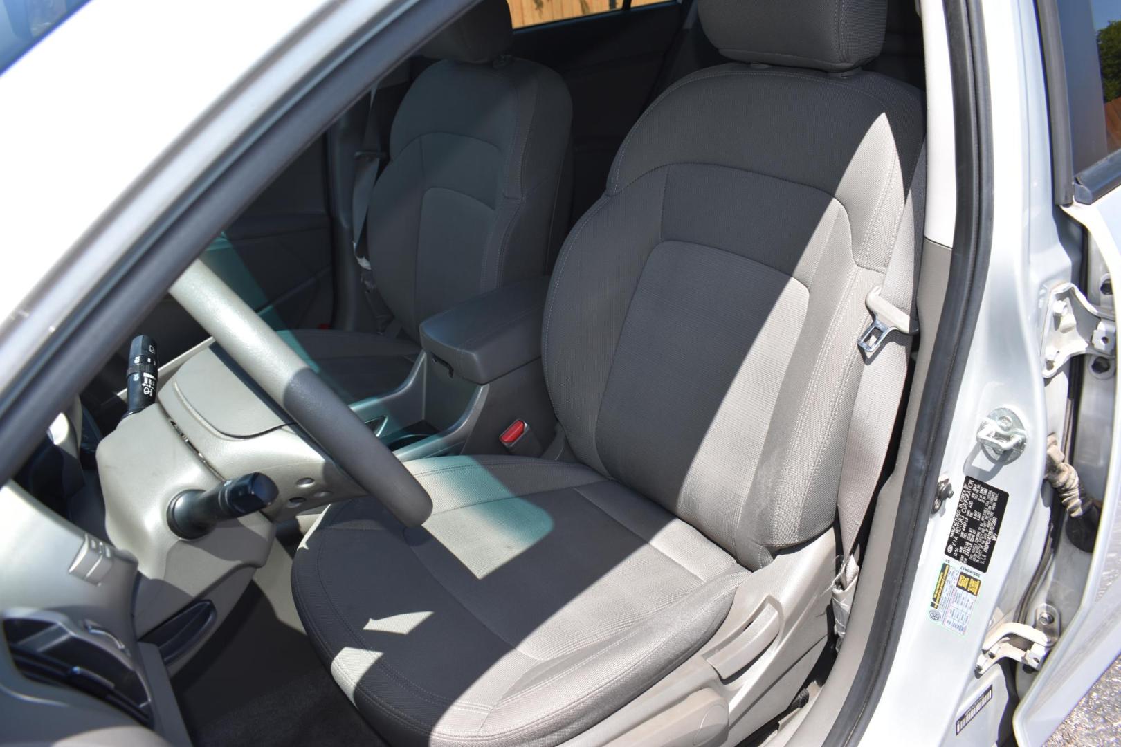 2011 SILVER Kia Sportage LX FWD (KNDPB3A22B7) with an 2.4L V6 DOHC 24V engine, located at 420 E. Kingsbury St., Seguin, TX, 78155, (830) 401-0495, 29.581060, -97.961647 - Photo#4