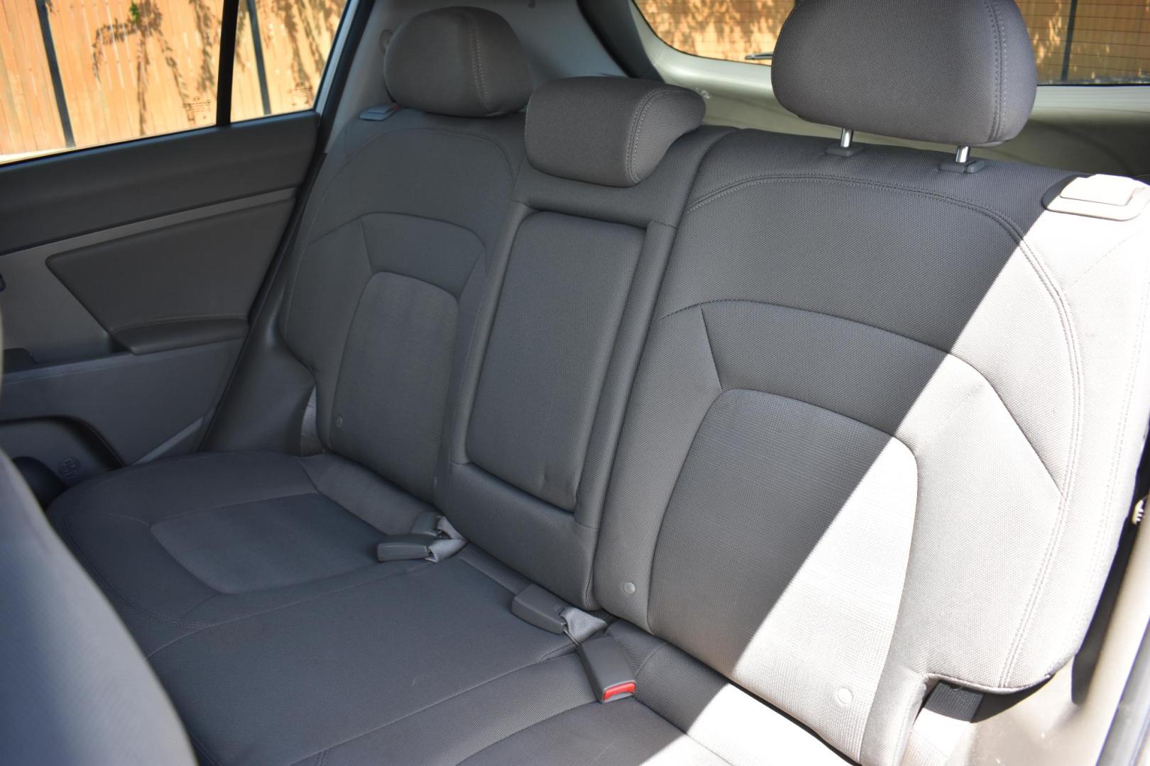 2011 SILVER Kia Sportage LX FWD (KNDPB3A22B7) with an 2.4L V6 DOHC 24V engine, located at 420 E. Kingsbury St., Seguin, TX, 78155, (830) 401-0495, 29.581060, -97.961647 - Photo#5