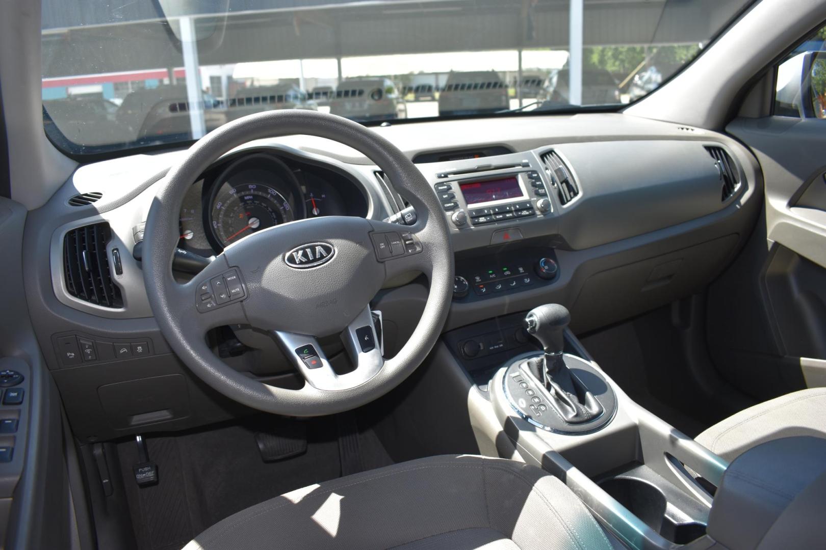2011 SILVER Kia Sportage LX FWD (KNDPB3A22B7) with an 2.4L V6 DOHC 24V engine, located at 420 E. Kingsbury St., Seguin, TX, 78155, (830) 401-0495, 29.581060, -97.961647 - Photo#6