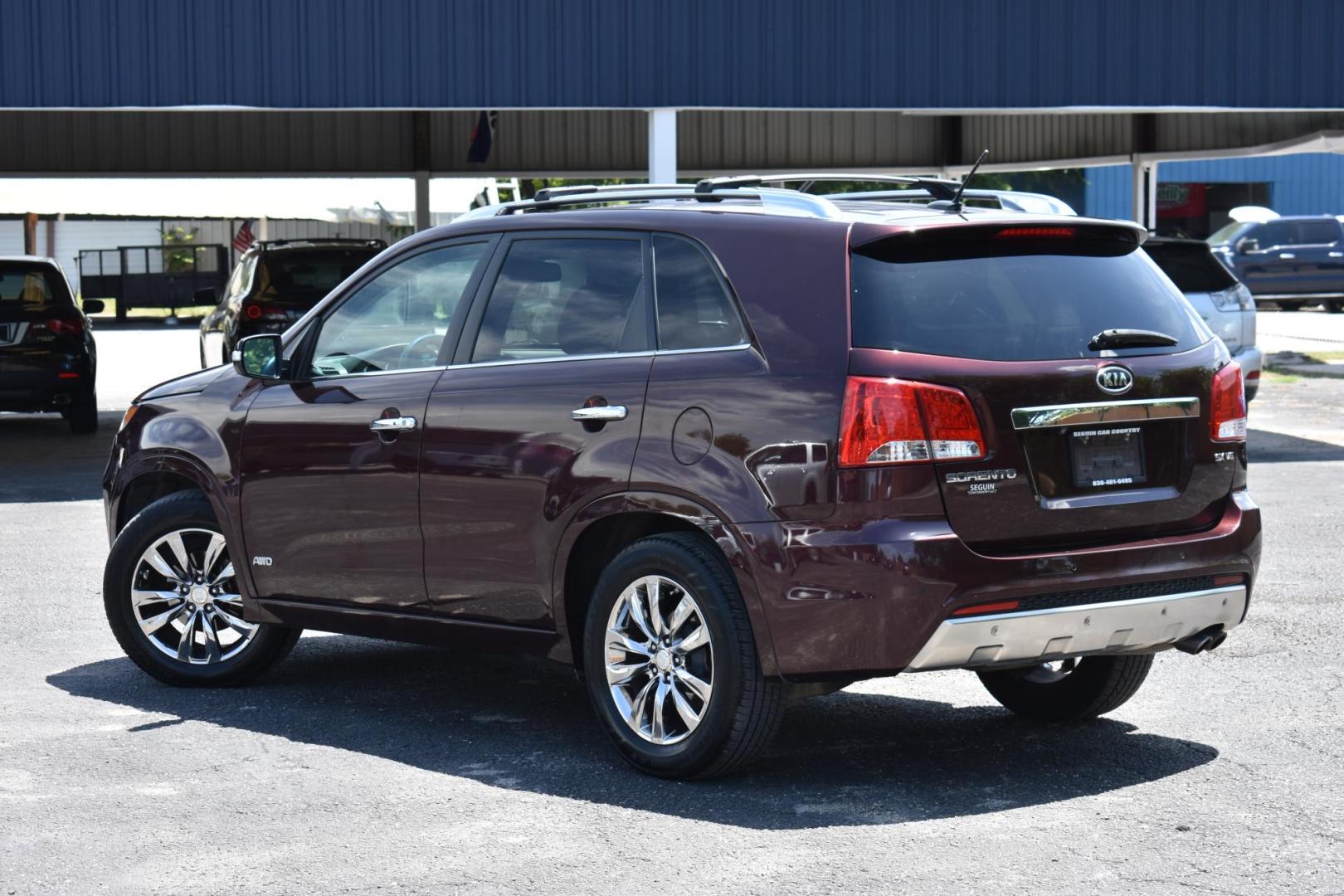 2013 MAROON Kia Sorento SX 4WD (5XYKWDA25DG) with an 3.5L V6 DOHC 24V engine, 6-Speed Automatic transmission, located at 420 E. Kingsbury St., Seguin, TX, 78155, (830) 401-0495, 29.581060, -97.961647 - Photo#2