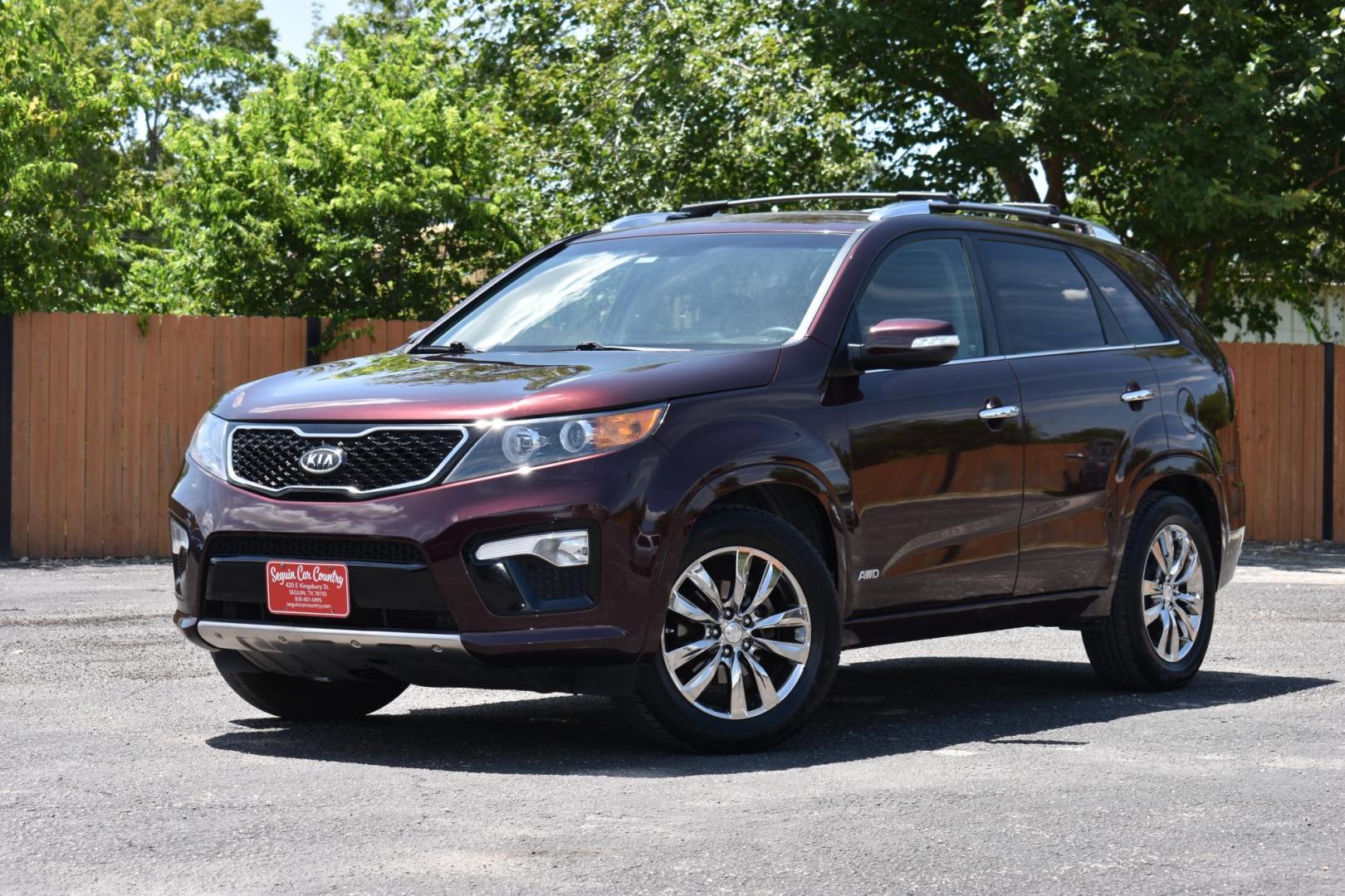 2013 MAROON Kia Sorento SX 4WD (5XYKWDA25DG) with an 3.5L V6 DOHC 24V engine, 6-Speed Automatic transmission, located at 420 E. Kingsbury St., Seguin, TX, 78155, (830) 401-0495, 29.581060, -97.961647 - Photo#3