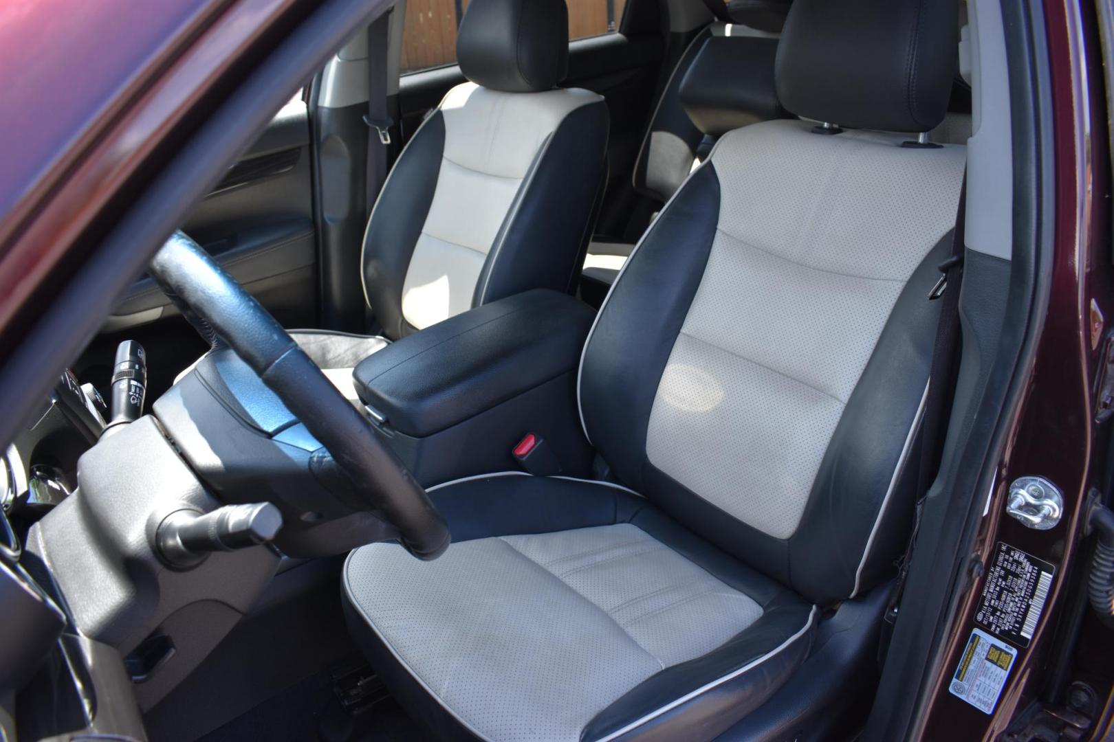 2013 MAROON Kia Sorento SX 4WD (5XYKWDA25DG) with an 3.5L V6 DOHC 24V engine, 6-Speed Automatic transmission, located at 420 E. Kingsbury St., Seguin, TX, 78155, (830) 401-0495, 29.581060, -97.961647 - Photo#4