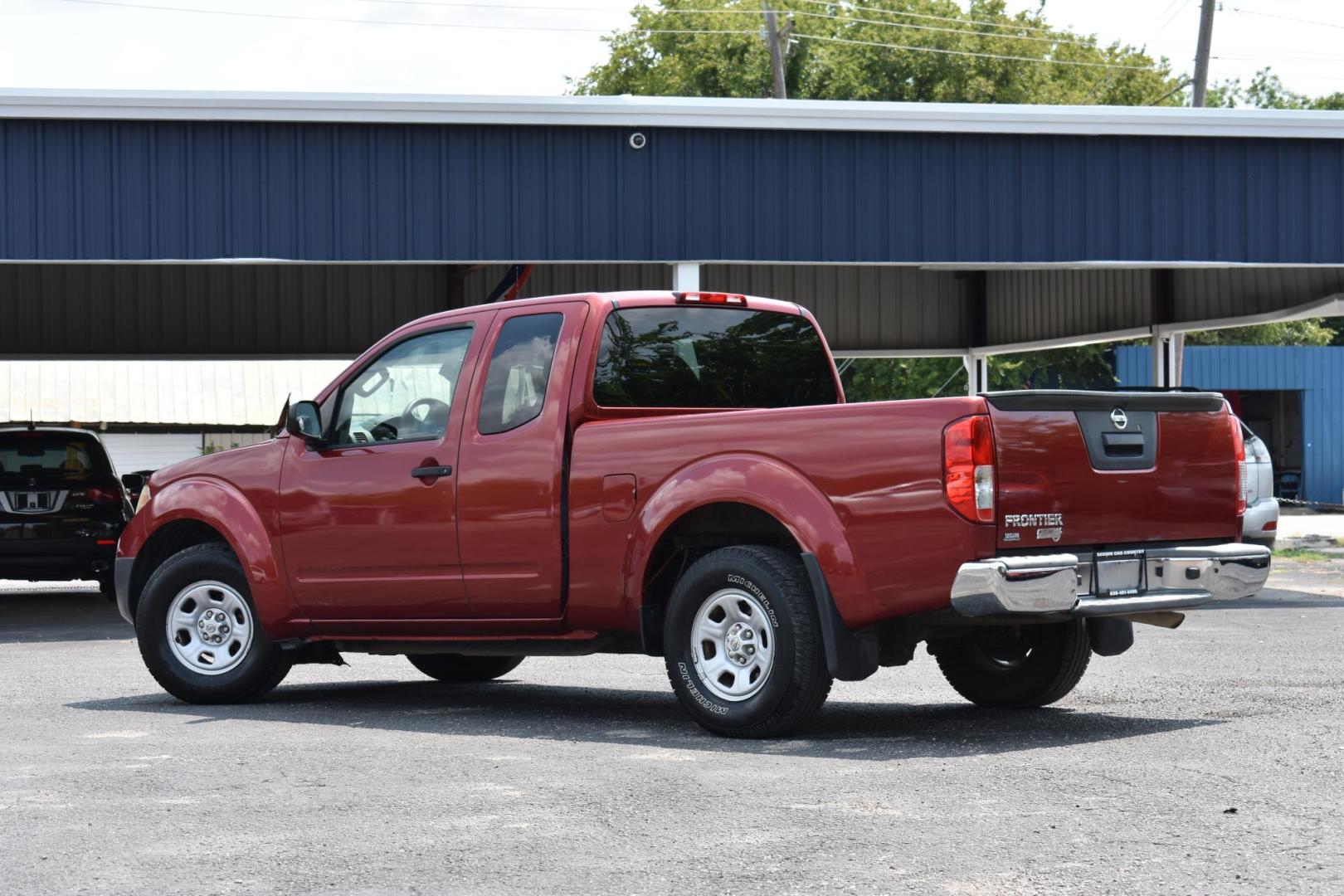 2015 RED Nissan Frontier SV King Cab I4 5MT 2WD (1N6BD0CTXFN) with an 2.5L L4 DOHC 16V engine, 5-Speed Manual transmission, located at 420 E. Kingsbury St., Seguin, TX, 78155, (830) 401-0495, 29.581060, -97.961647 - Photo#2