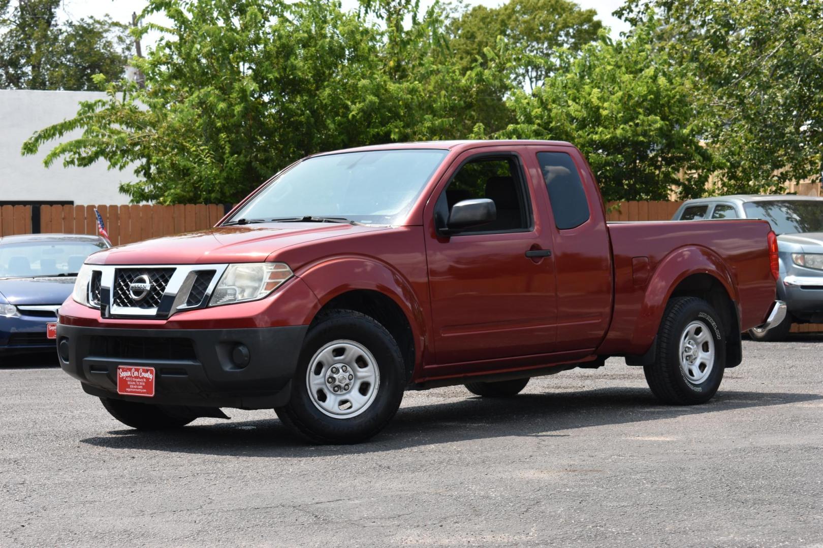 2015 RED Nissan Frontier SV King Cab I4 5MT 2WD (1N6BD0CTXFN) with an 2.5L L4 DOHC 16V engine, 5-Speed Manual transmission, located at 420 E. Kingsbury St., Seguin, TX, 78155, (830) 401-0495, 29.581060, -97.961647 - Photo#3