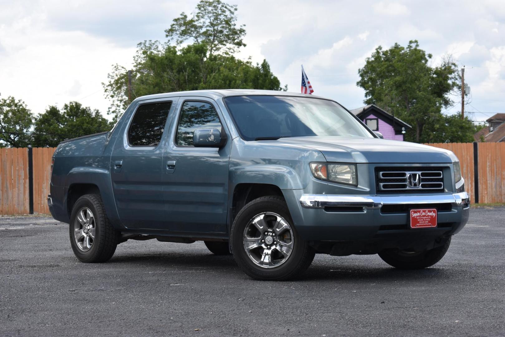 2007 GREEN Honda Ridgeline RTL (2HJYK16577H) with an 3.5L V6 SOHC 24V engine, 5-Speed Automatic Overdrive transmission, located at 420 E. Kingsbury St., Seguin, TX, 78155, (830) 401-0495, 29.581060, -97.961647 - Photo#0