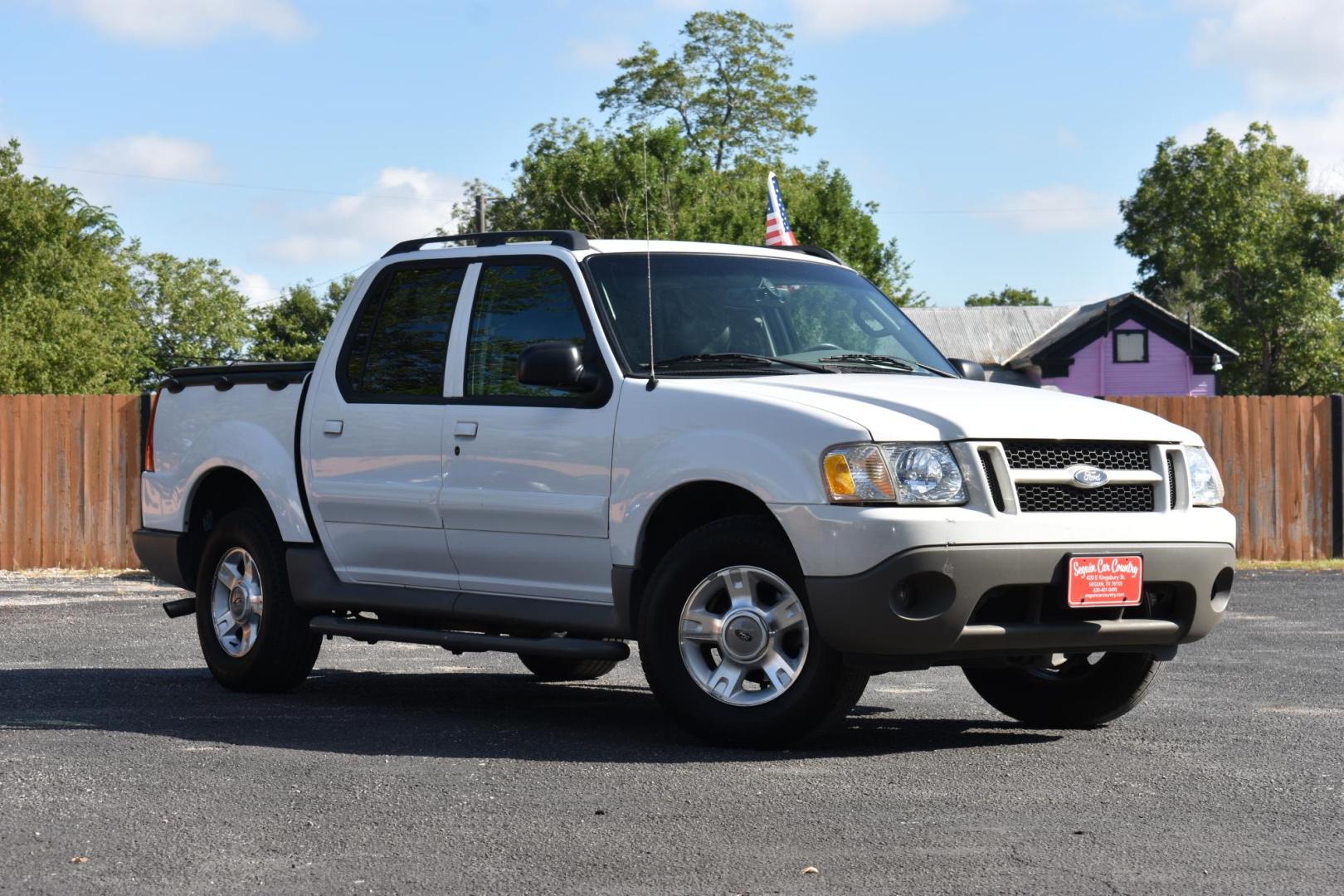 2003 WHITE Ford Explorer Sport Trac XLS 2WD (1FMZU67E03U) with an 4.0L V6 SOHC 12V engine, 5-Speed Manual Overdrive transmission, located at 420 E. Kingsbury St., Seguin, TX, 78155, (830) 401-0495, 29.581060, -97.961647 - Photo#1