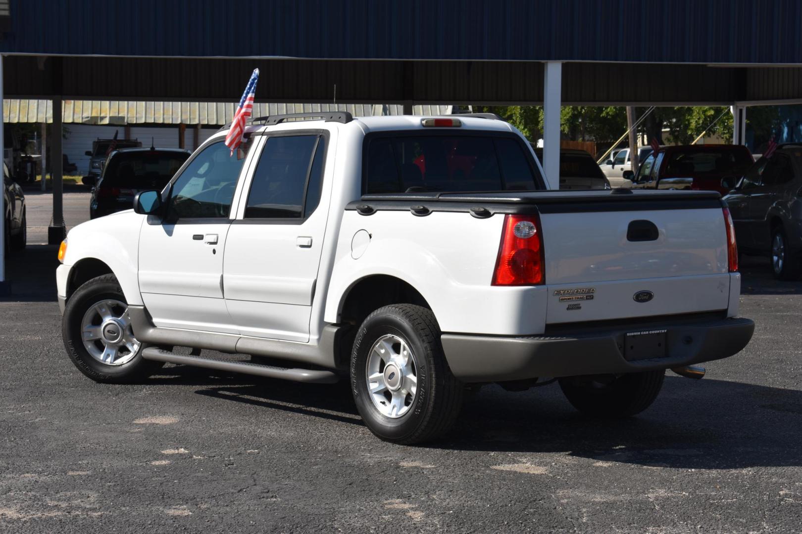 2003 WHITE Ford Explorer Sport Trac XLS 2WD (1FMZU67E03U) with an 4.0L V6 SOHC 12V engine, 5-Speed Manual Overdrive transmission, located at 420 E. Kingsbury St., Seguin, TX, 78155, (830) 401-0495, 29.581060, -97.961647 - Photo#2
