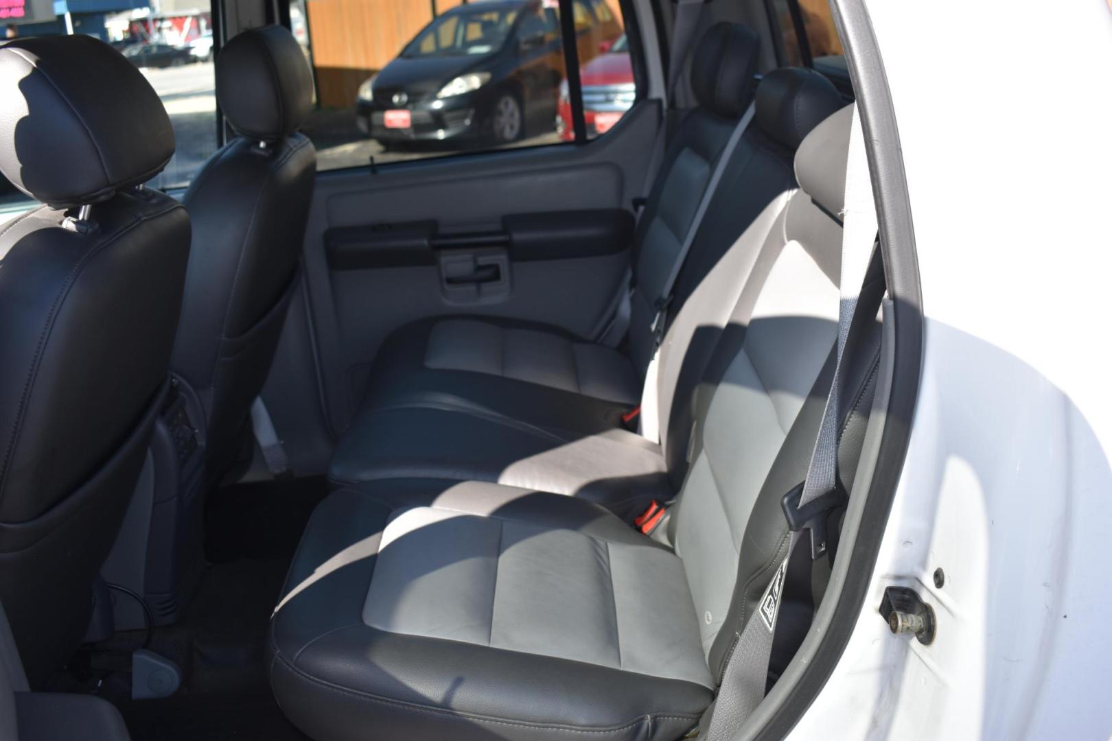 2003 WHITE Ford Explorer Sport Trac XLS 2WD (1FMZU67E03U) with an 4.0L V6 SOHC 12V engine, 5-Speed Manual Overdrive transmission, located at 420 E. Kingsbury St., Seguin, TX, 78155, (830) 401-0495, 29.581060, -97.961647 - Photo#5