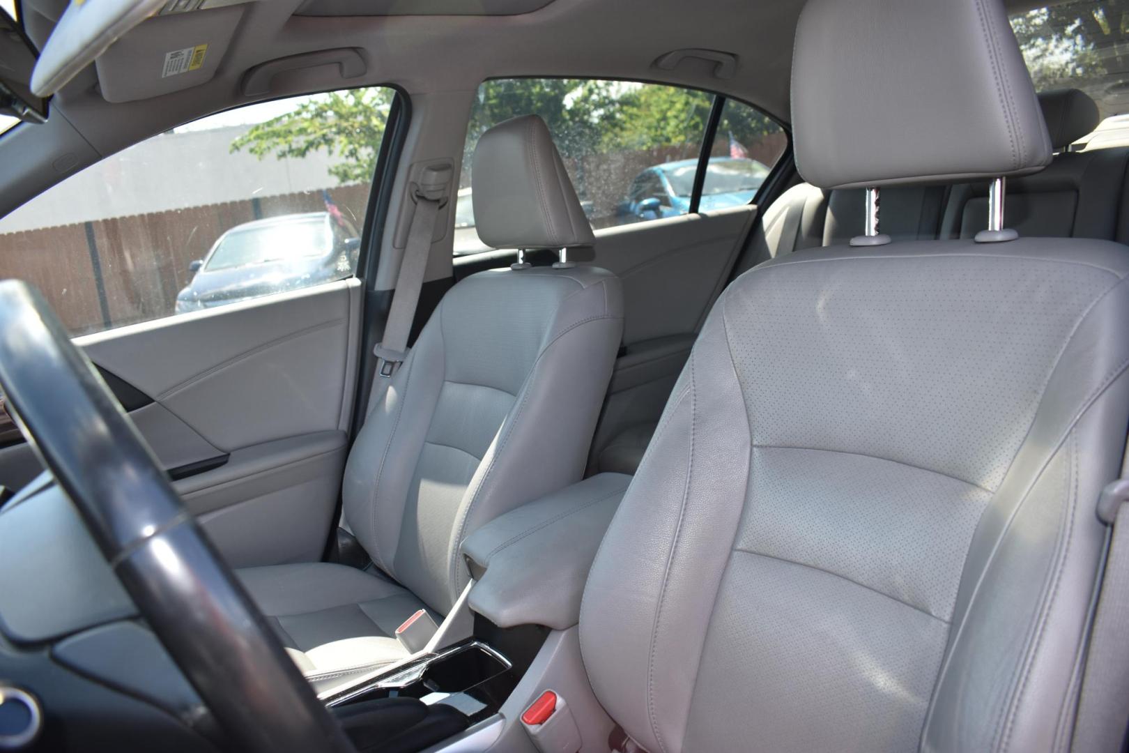 2016 SILVER Honda Accord EX-L Sedan CVT (1HGCR2F84GA) with an 2.4L L4 DOHC 16V engine, CVT transmission, located at 420 E. Kingsbury St., Seguin, TX, 78155, (830) 401-0495, 29.581060, -97.961647 - Photo#3