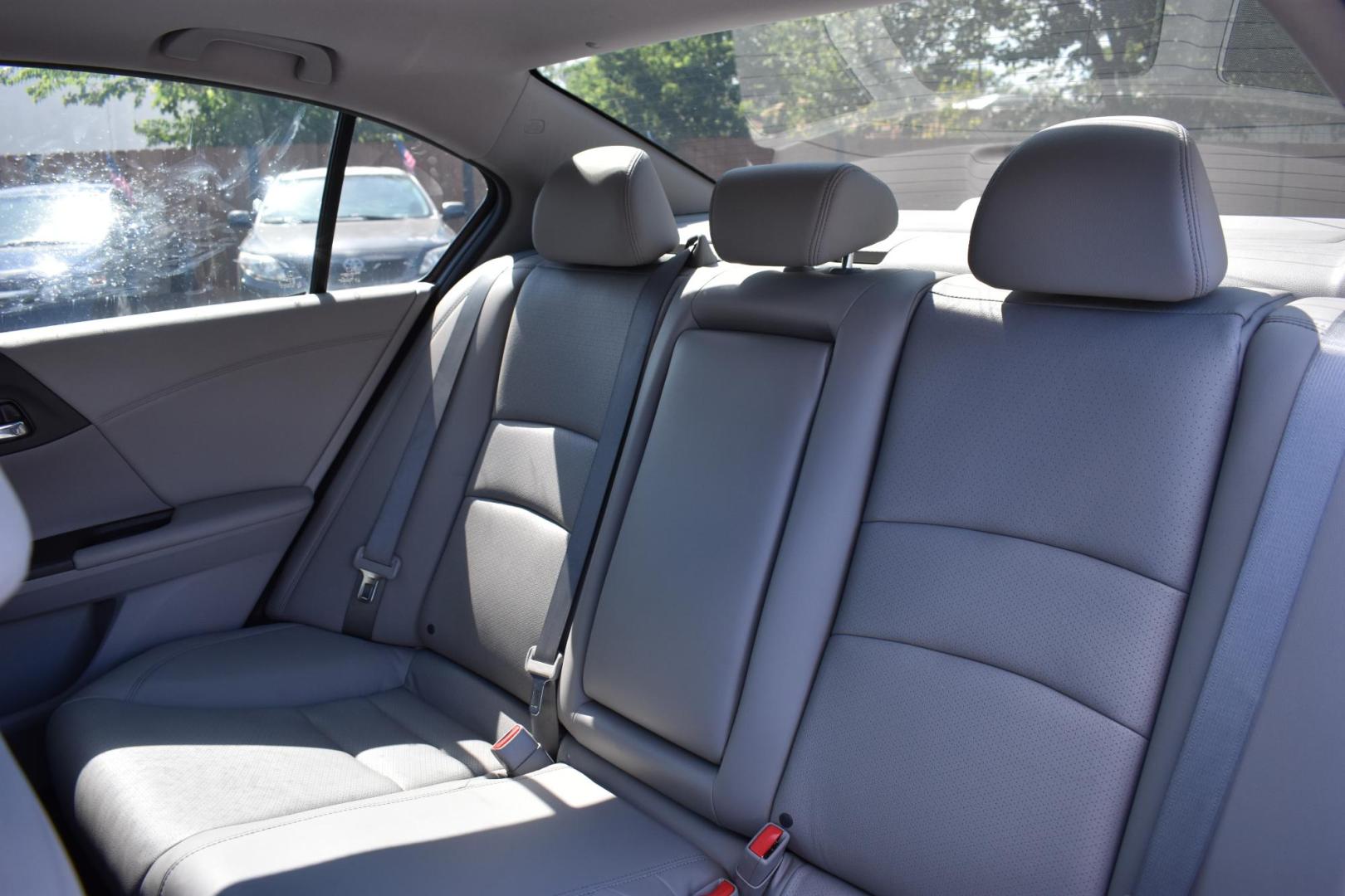 2016 SILVER Honda Accord EX-L Sedan CVT (1HGCR2F84GA) with an 2.4L L4 DOHC 16V engine, CVT transmission, located at 420 E. Kingsbury St., Seguin, TX, 78155, (830) 401-0495, 29.581060, -97.961647 - Photo#4