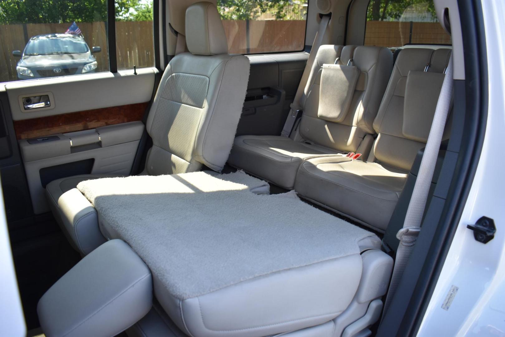 2012 WHITE Ford Flex Limited AWD (2FMHK6DC6CB) with an 3.5L V6 DOHC 24V engine, 6-Speed Automatic Overdrive transmission, located at 420 E. Kingsbury St., Seguin, TX, 78155, (830) 401-0495, 29.581060, -97.961647 - Photo#4
