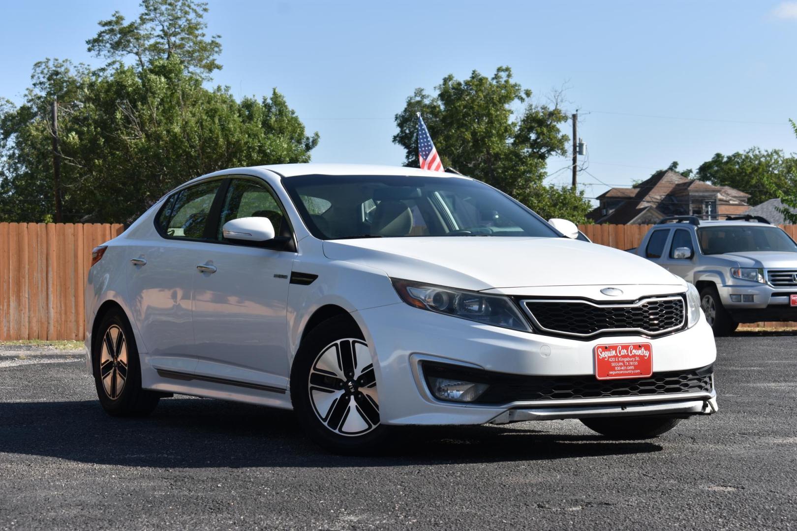 2013 WHITE Kia Optima Hybrid LX (KNAGM4ADXD5) with an 2.4L L4 DOHC 16V HYBRID engine, 6-Speed Automatic transmission, located at 420 E. Kingsbury St., Seguin, TX, 78155, (830) 401-0495, 29.581060, -97.961647 - Photo#1