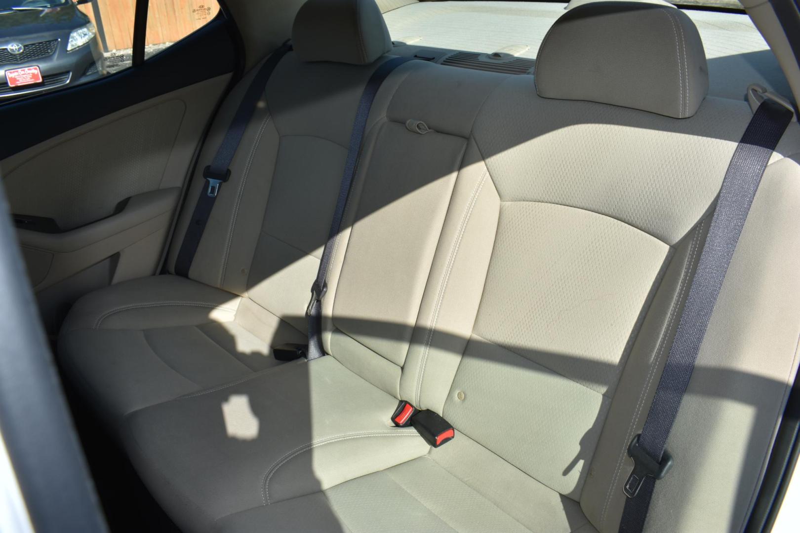 2013 WHITE Kia Optima Hybrid LX (KNAGM4ADXD5) with an 2.4L L4 DOHC 16V HYBRID engine, 6-Speed Automatic transmission, located at 420 E. Kingsbury St., Seguin, TX, 78155, (830) 401-0495, 29.581060, -97.961647 - Photo#5