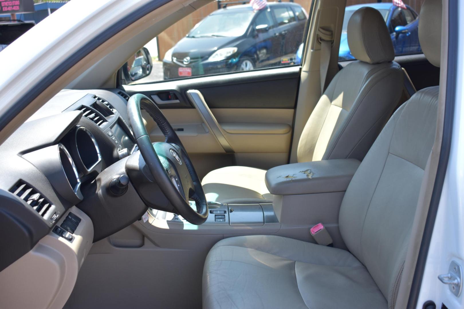 2008 WHITE Toyota Highlander Sport 4WD (JTEES43AX82) with an 3.5L V6 24V DOHC engine, 5-Speed Automatic Overdrive transmission, located at 420 E. Kingsbury St., Seguin, TX, 78155, (830) 401-0495, 29.581060, -97.961647 - Photo#4