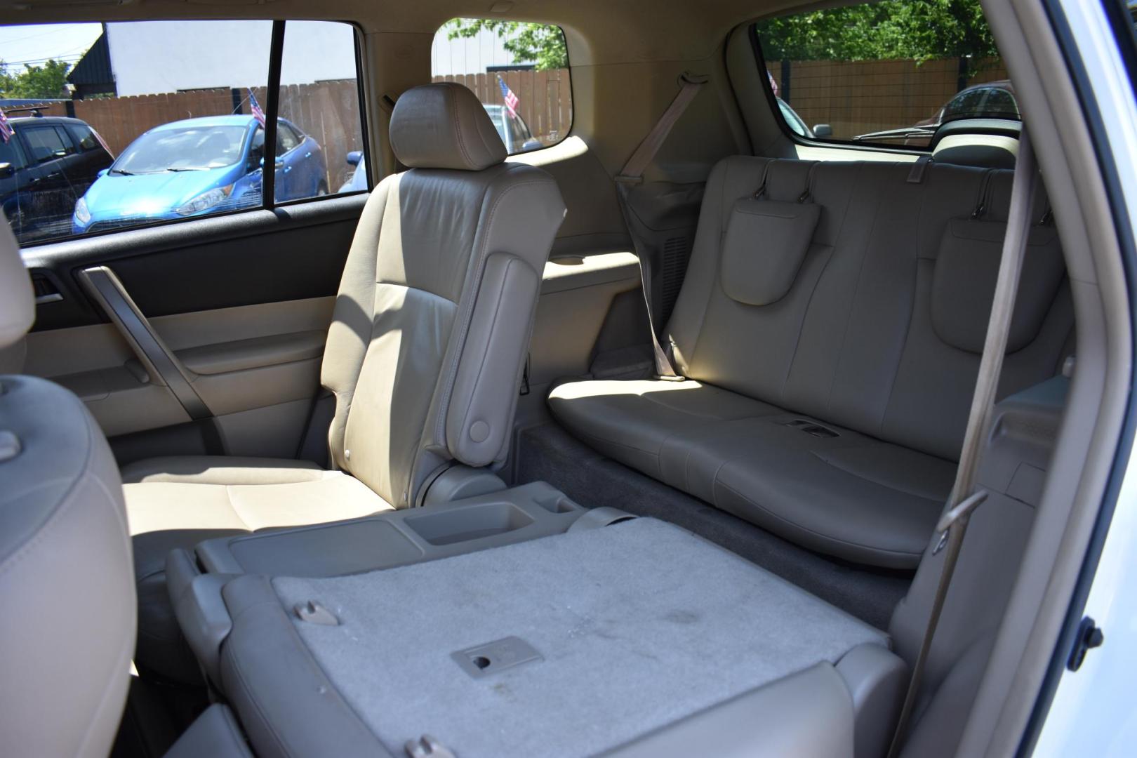 2008 WHITE Toyota Highlander Sport 4WD (JTEES43AX82) with an 3.5L V6 24V DOHC engine, 5-Speed Automatic Overdrive transmission, located at 420 E. Kingsbury St., Seguin, TX, 78155, (830) 401-0495, 29.581060, -97.961647 - Photo#5