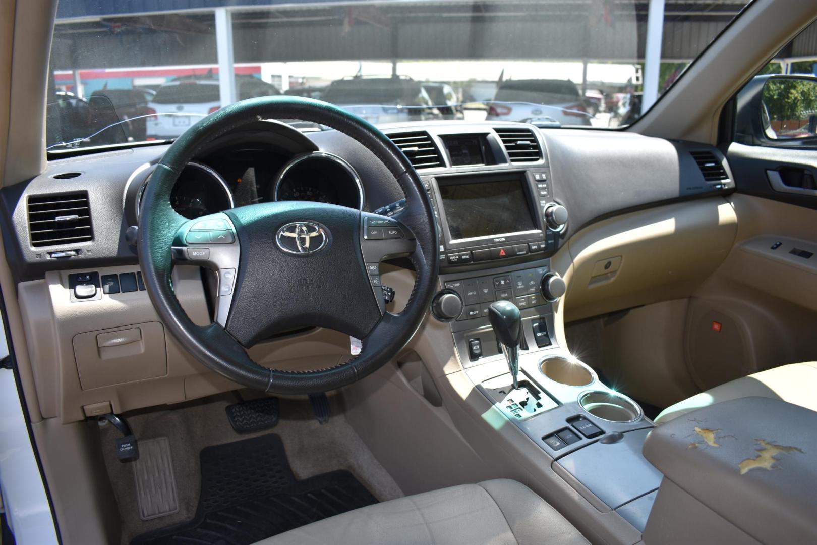 2008 WHITE Toyota Highlander Sport 4WD (JTEES43AX82) with an 3.5L V6 24V DOHC engine, 5-Speed Automatic Overdrive transmission, located at 420 E. Kingsbury St., Seguin, TX, 78155, (830) 401-0495, 29.581060, -97.961647 - Photo#6