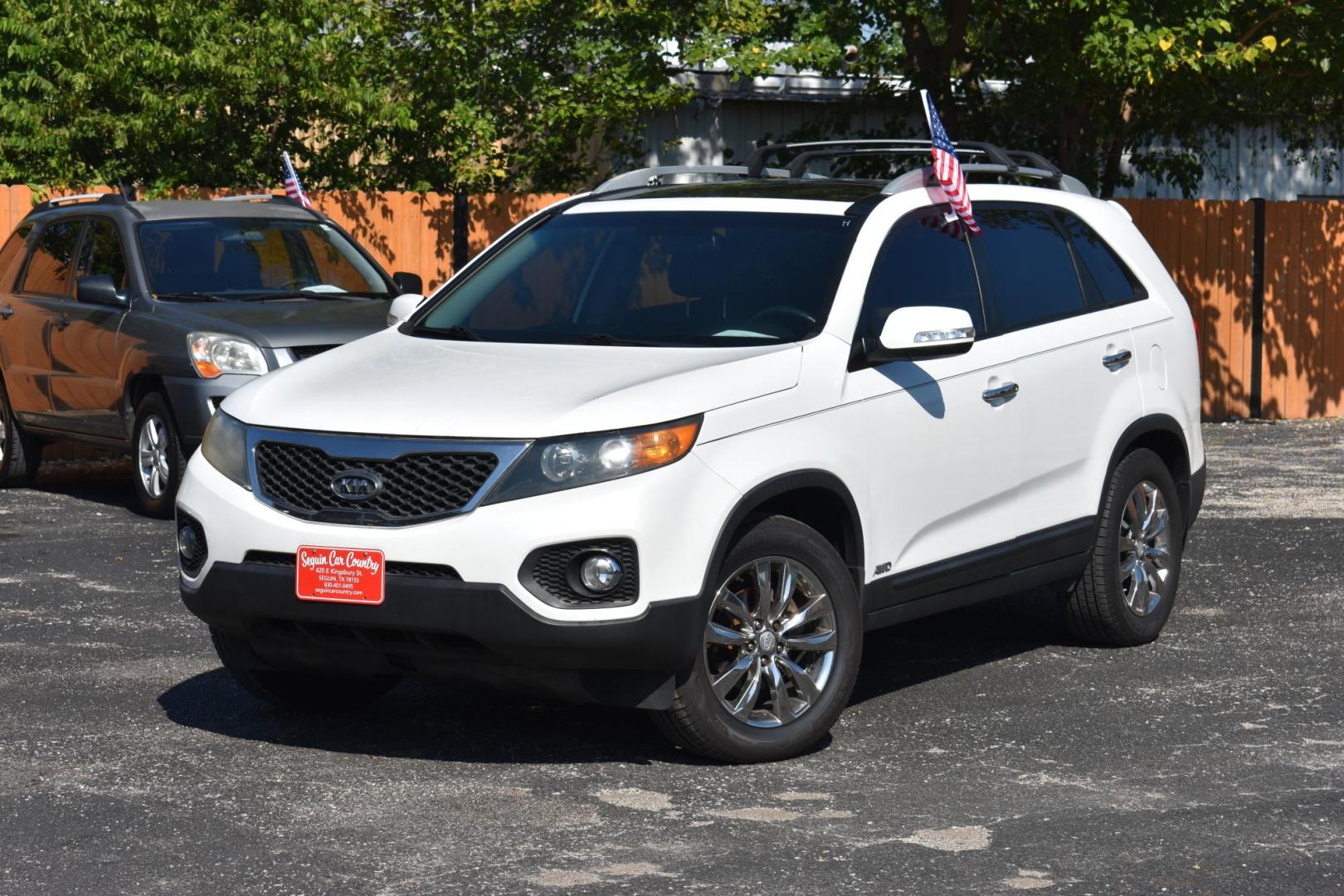 2013 WHITE Kia Sorento EX V6 4WD (5XYKUDA28DG) with an 3.5L V6 DOHC 24V engine, 6-Speed Automatic transmission, located at 420 E. Kingsbury St., Seguin, TX, 78155, (830) 401-0495, 29.581060, -97.961647 - Photo#3