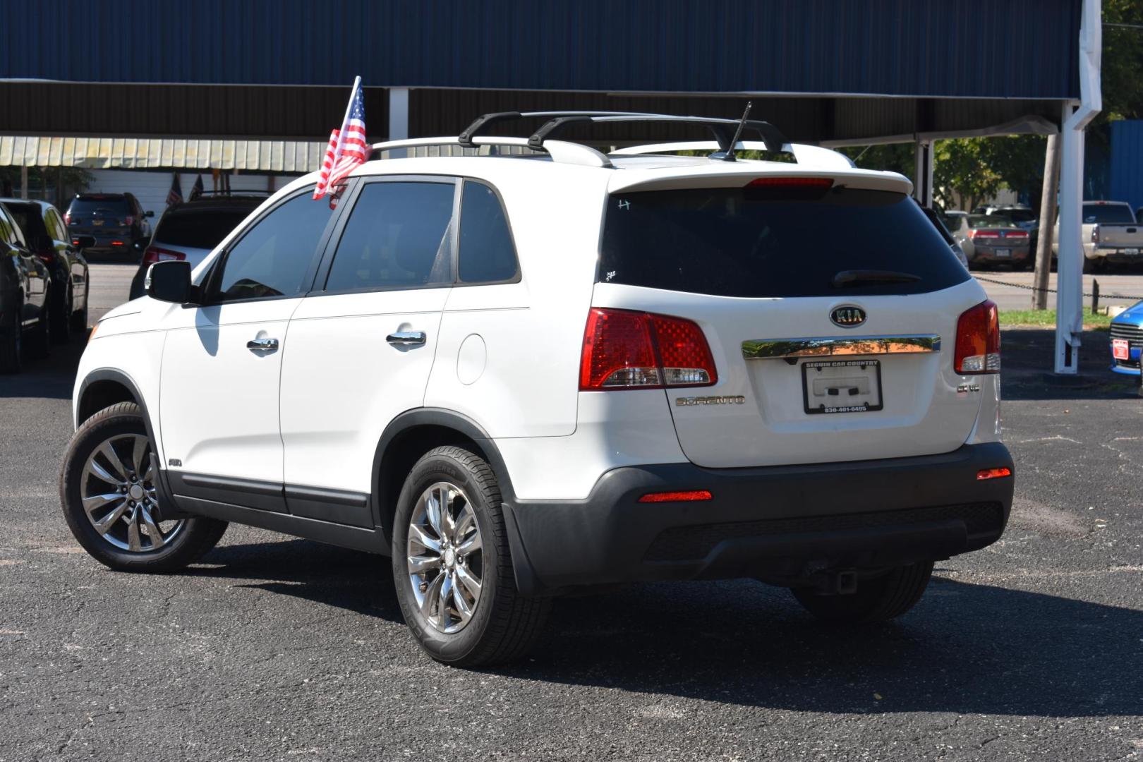 2013 WHITE Kia Sorento EX V6 4WD (5XYKUDA28DG) with an 3.5L V6 DOHC 24V engine, 6-Speed Automatic transmission, located at 420 E. Kingsbury St., Seguin, TX, 78155, (830) 401-0495, 29.581060, -97.961647 - Photo#2