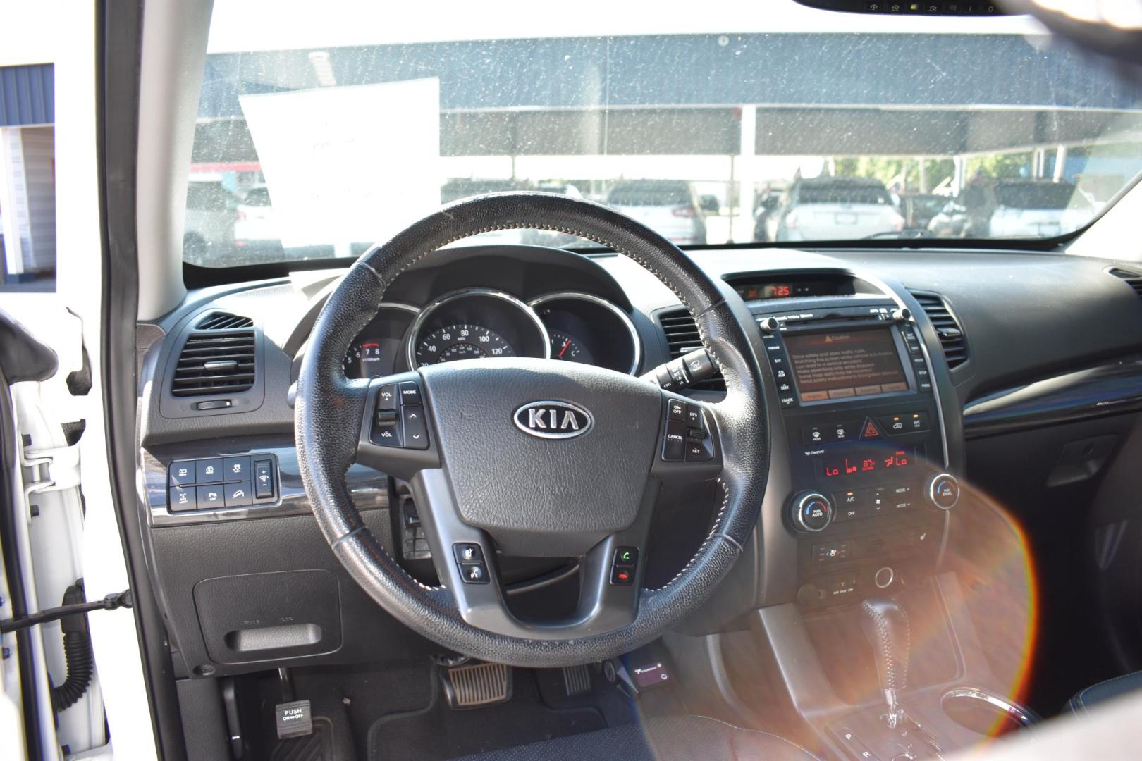 2013 WHITE Kia Sorento EX V6 4WD (5XYKUDA28DG) with an 3.5L V6 DOHC 24V engine, 6-Speed Automatic transmission, located at 420 E. Kingsbury St., Seguin, TX, 78155, (830) 401-0495, 29.581060, -97.961647 - Photo#6