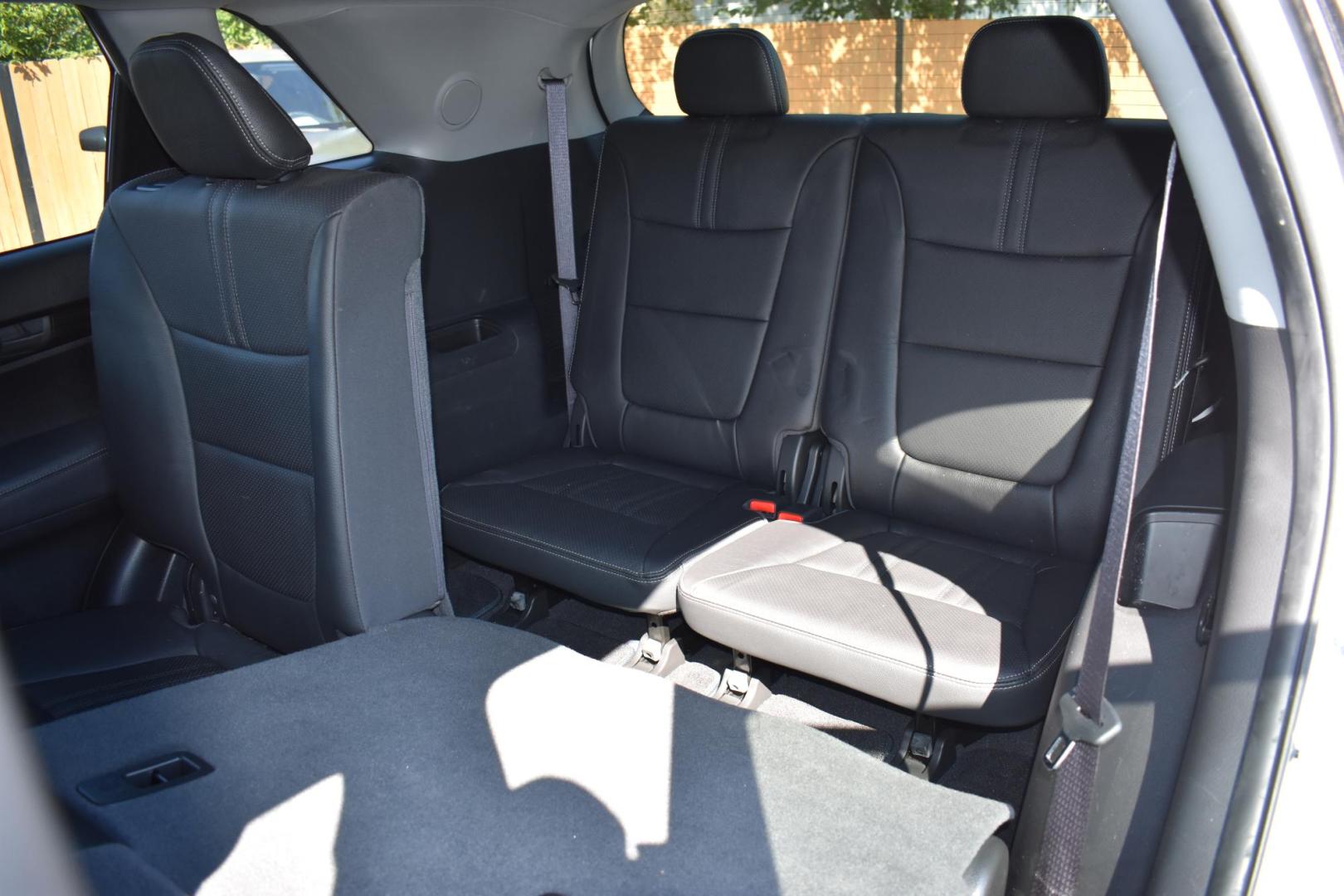 2013 WHITE Kia Sorento EX V6 4WD (5XYKUDA28DG) with an 3.5L V6 DOHC 24V engine, 6-Speed Automatic transmission, located at 420 E. Kingsbury St., Seguin, TX, 78155, (830) 401-0495, 29.581060, -97.961647 - Photo#5