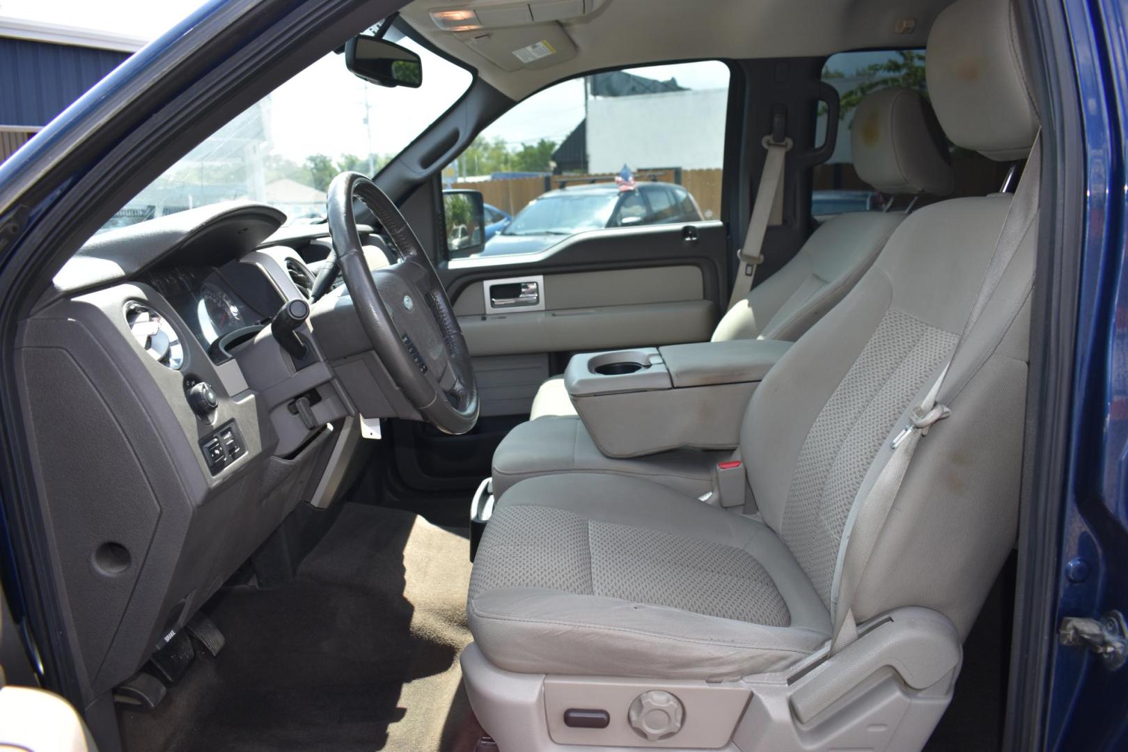 2009 BLUE Ford F-150 Lariat SuperCrew 5.5-ft. Bed 2WD (1FTRW12829F) , 4-Speed Automatic transmission, located at 420 E. Kingsbury St., Seguin, TX, 78155, (830) 401-0495, 29.581060, -97.961647 - Photo#4