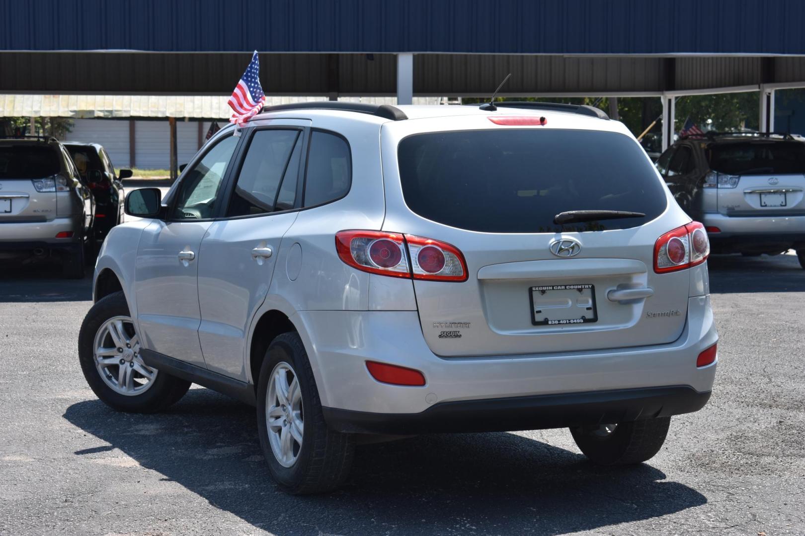 2011 SILVER Hyundai Santa Fe GL 2.4 FWD (5XYZG3ABXBG) with an 2.4L L4 DOHC 16V engine, 6-Speed Automatic transmission, located at 420 E. Kingsbury St., Seguin, TX, 78155, (830) 401-0495, 29.581060, -97.961647 - Photo#1