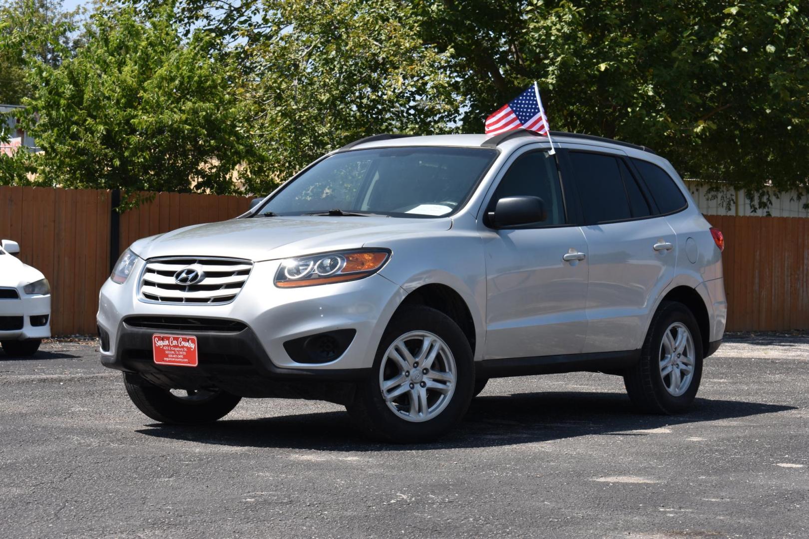 2011 SILVER Hyundai Santa Fe GL 2.4 FWD (5XYZG3ABXBG) with an 2.4L L4 DOHC 16V engine, 6-Speed Automatic transmission, located at 420 E. Kingsbury St., Seguin, TX, 78155, (830) 401-0495, 29.581060, -97.961647 - Photo#2