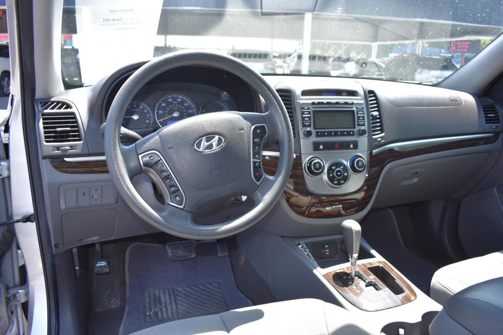 2011 SILVER Hyundai Santa Fe GL 2.4 FWD (5XYZG3ABXBG) with an 2.4L L4 DOHC 16V engine, 6-Speed Automatic transmission, located at 420 E. Kingsbury St., Seguin, TX, 78155, (830) 401-0495, 29.581060, -97.961647 - Photo#5
