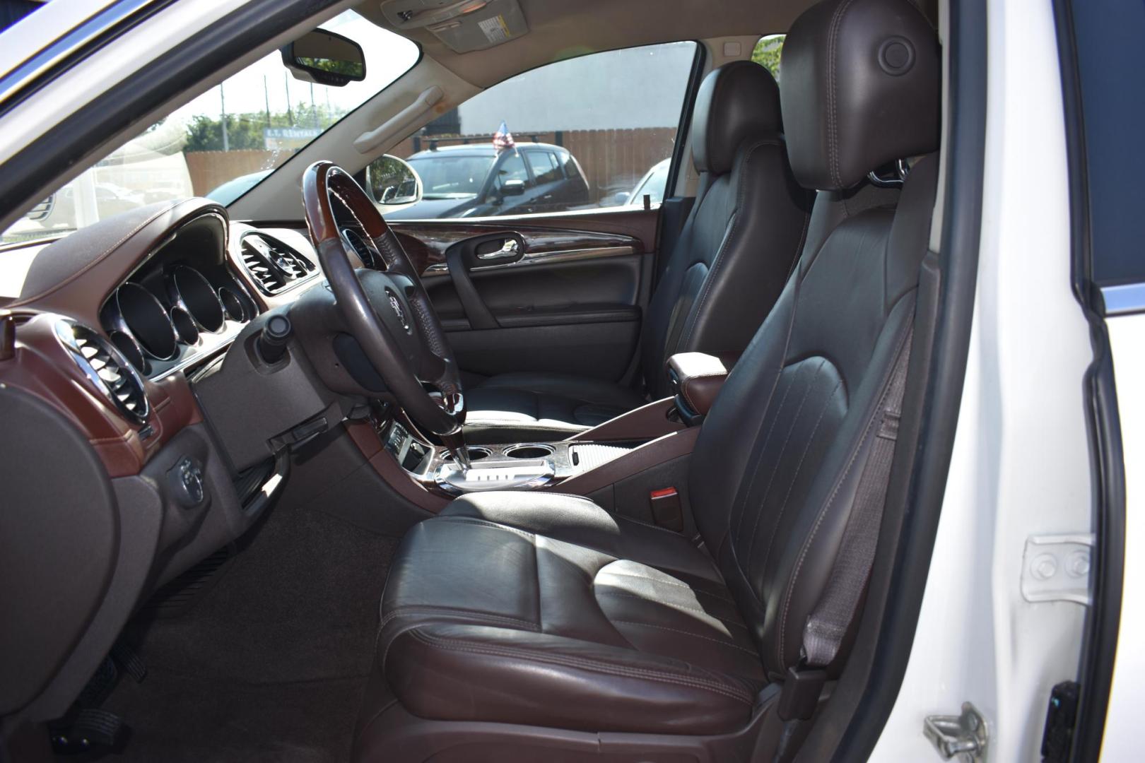 2014 WHITE Buick Enclave Leather FWD (5GAKRBKD8EJ) with an 3.6L V6 DOHC 24V engine, 6-Speed Automatic Overdrive transmission, located at 420 E. Kingsbury St., Seguin, TX, 78155, (830) 401-0495, 29.581060, -97.961647 - Photo#3