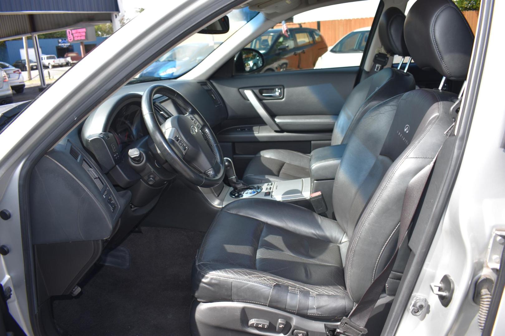 2008 SILVER Infiniti FX FX35 2WD (JNRAS08UX8X) with an 3.5L V6 DOHC 24V engine, 5-Speed Automatic Overdrive transmission, located at 420 E. Kingsbury St., Seguin, TX, 78155, (830) 401-0495, 29.581060, -97.961647 - Photo#4