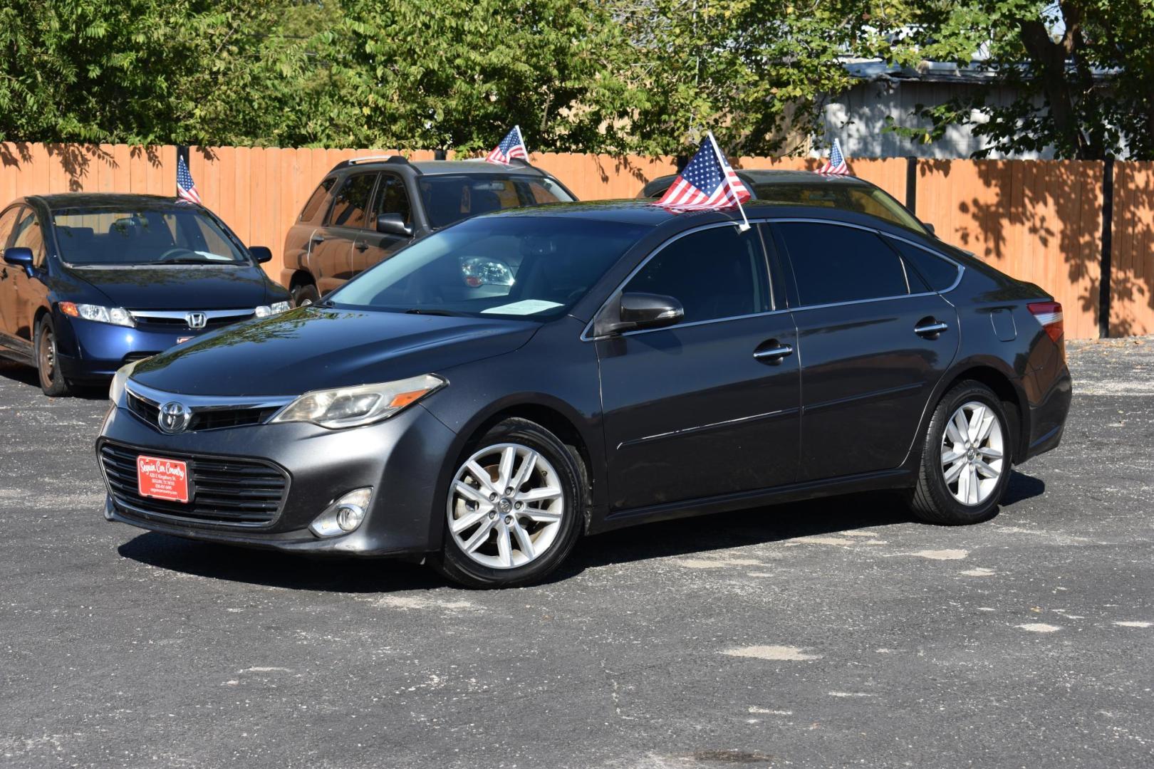 2014 GRAY Toyota Avalon XLE (4T1BK1EB1EU) with an 3.5L V6 DOHC 24V engine, 6-Speed Automatic transmission, located at 420 E. Kingsbury St., Seguin, TX, 78155, (830) 401-0495, 29.581060, -97.961647 - Photo#3