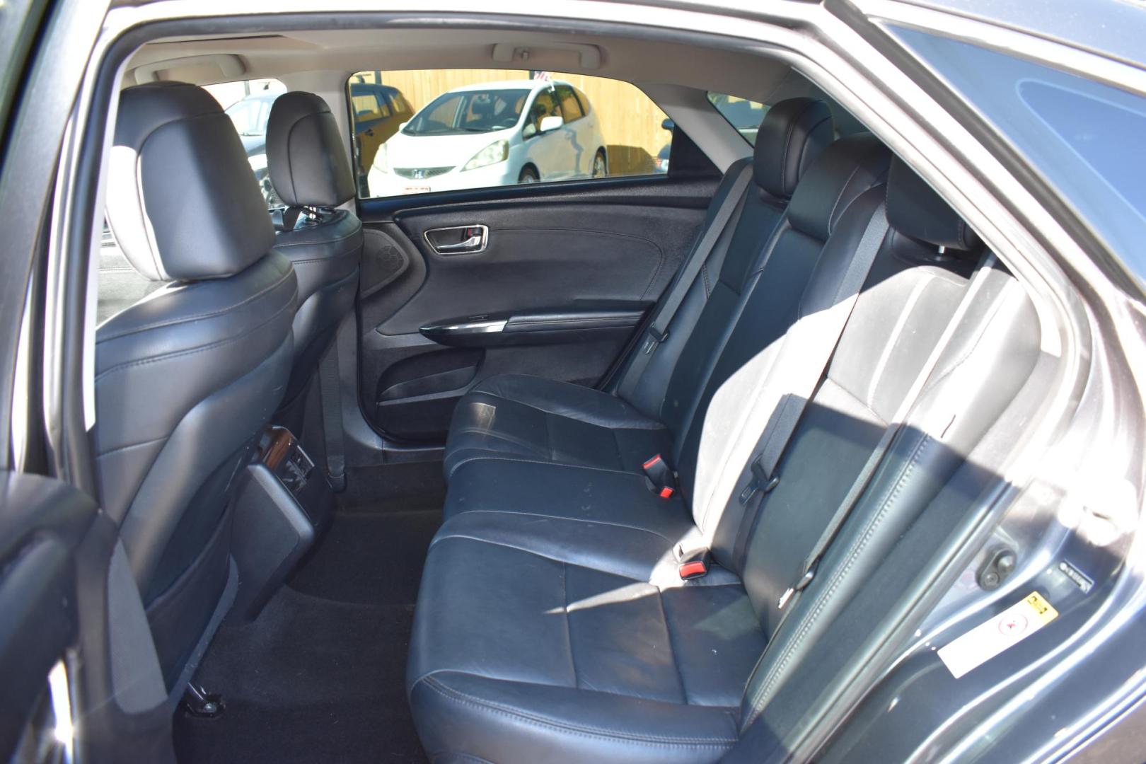 2014 GRAY Toyota Avalon XLE (4T1BK1EB1EU) with an 3.5L V6 DOHC 24V engine, 6-Speed Automatic transmission, located at 420 E. Kingsbury St., Seguin, TX, 78155, (830) 401-0495, 29.581060, -97.961647 - Photo#5